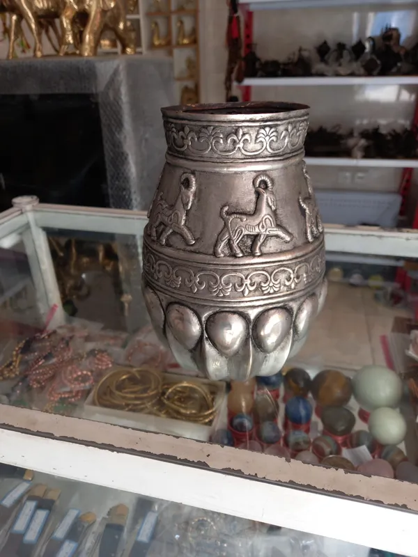 گلدان مسی نقش برجسته