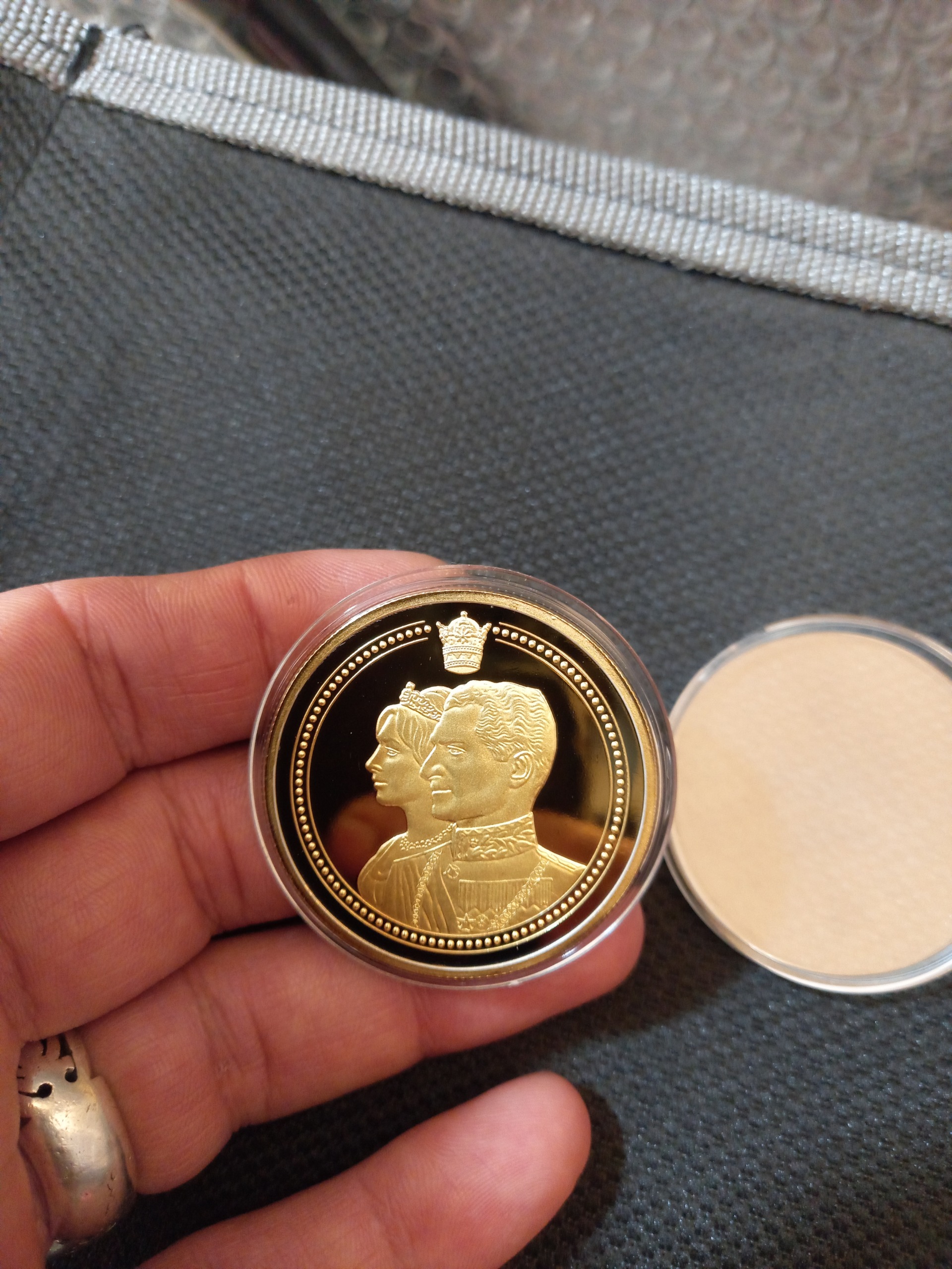 سکه برنز یادبودی شاه و فرح