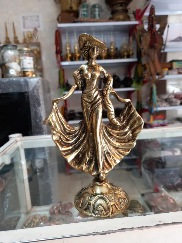 مجسمه زن دامن بزرگ برنجی