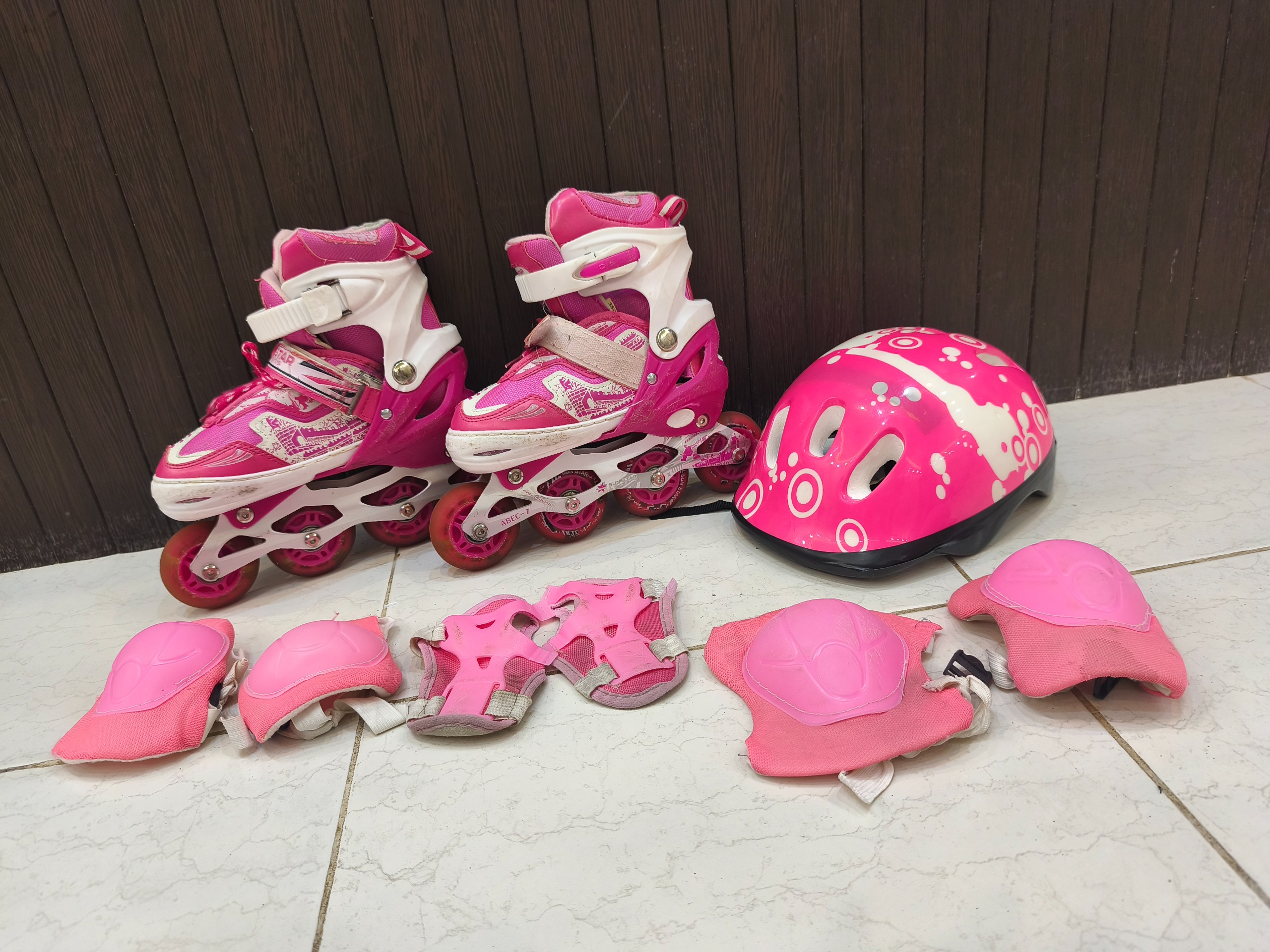 اسکیت کفشی به همراه کلاه و لوازم ایمنی