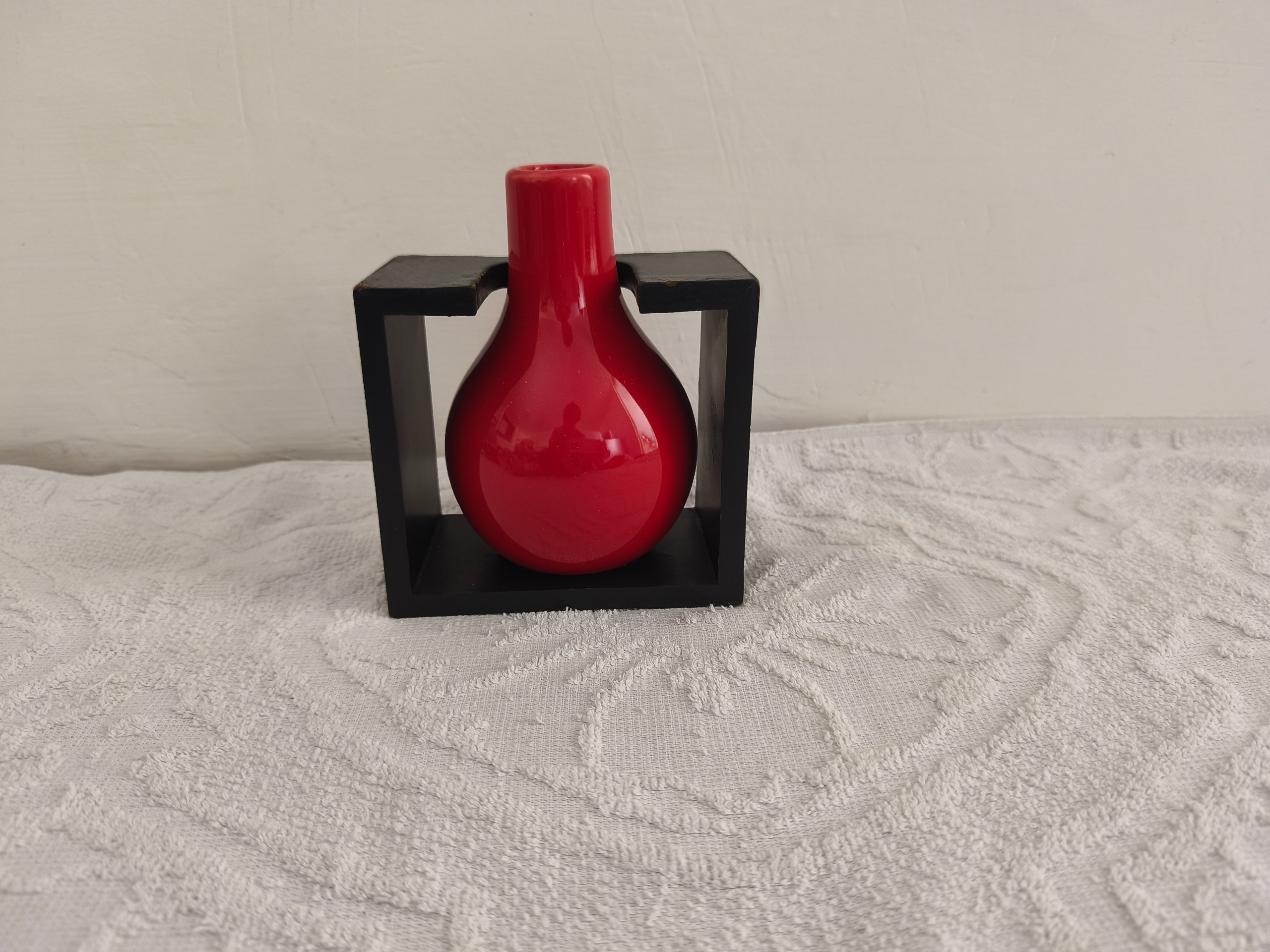 گلدان قرمز و مشکی دکوری