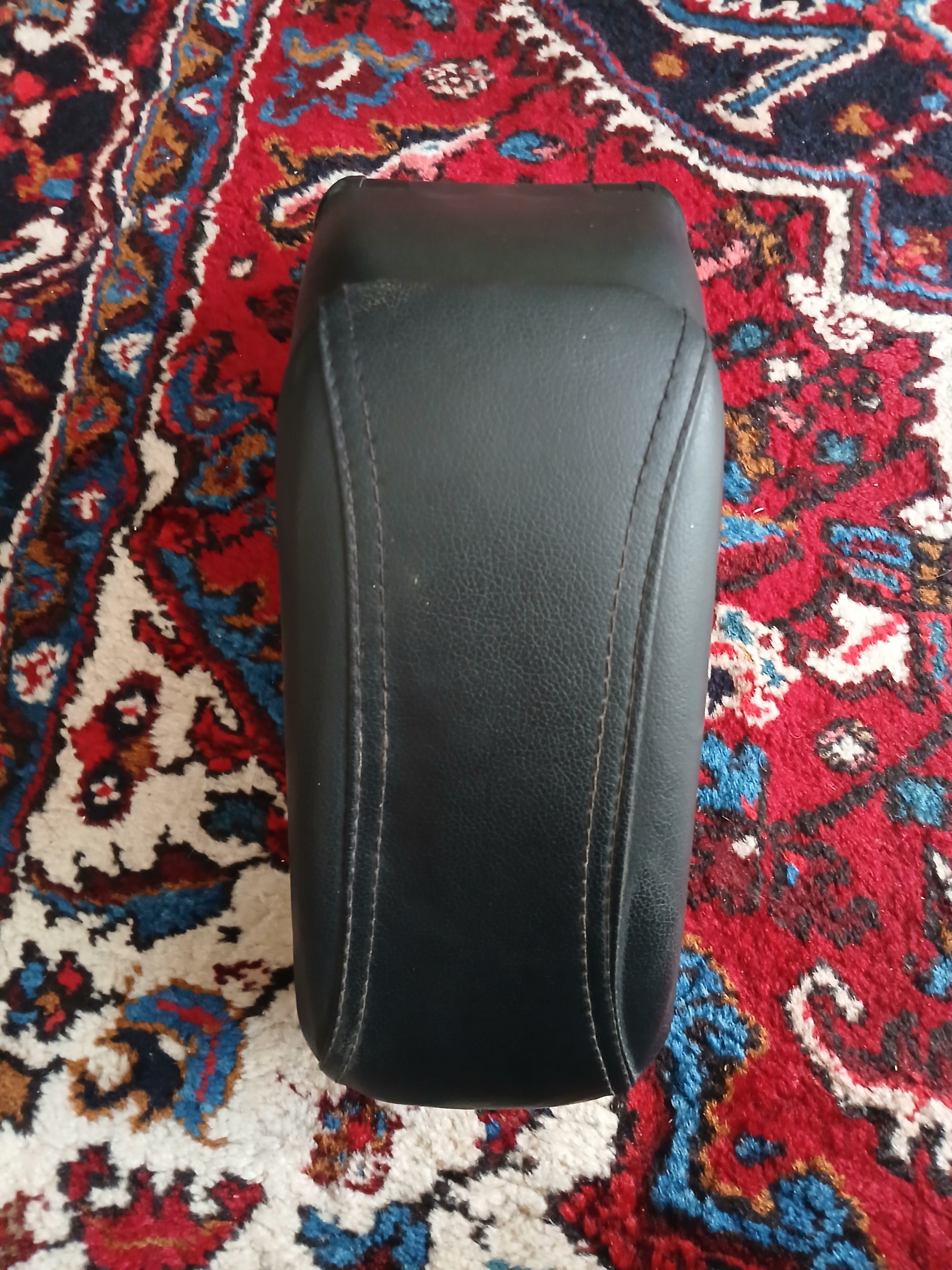 کنسول وسط دو صندل خودرو