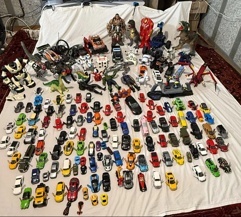 تعدادی اسباب بازی مطابق عکس