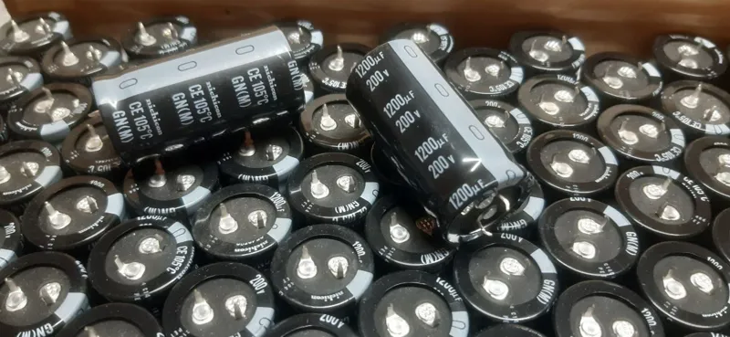 خازن 1200 میکروفاراد 200 ولت nichicon