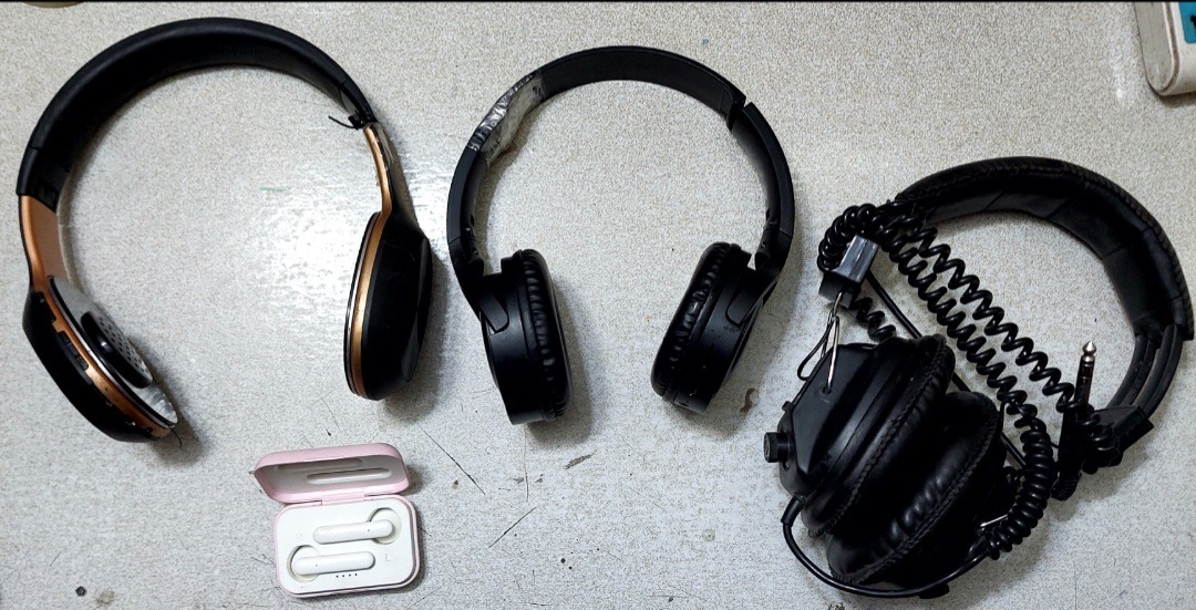 3 عدد هدفون و ایرپاد