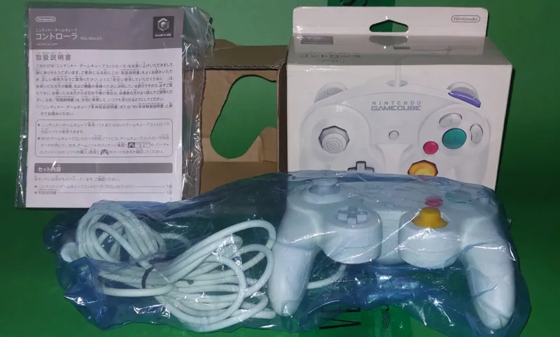 NINTENDO GAMECUBE CONTROLLER WHITE COLOR