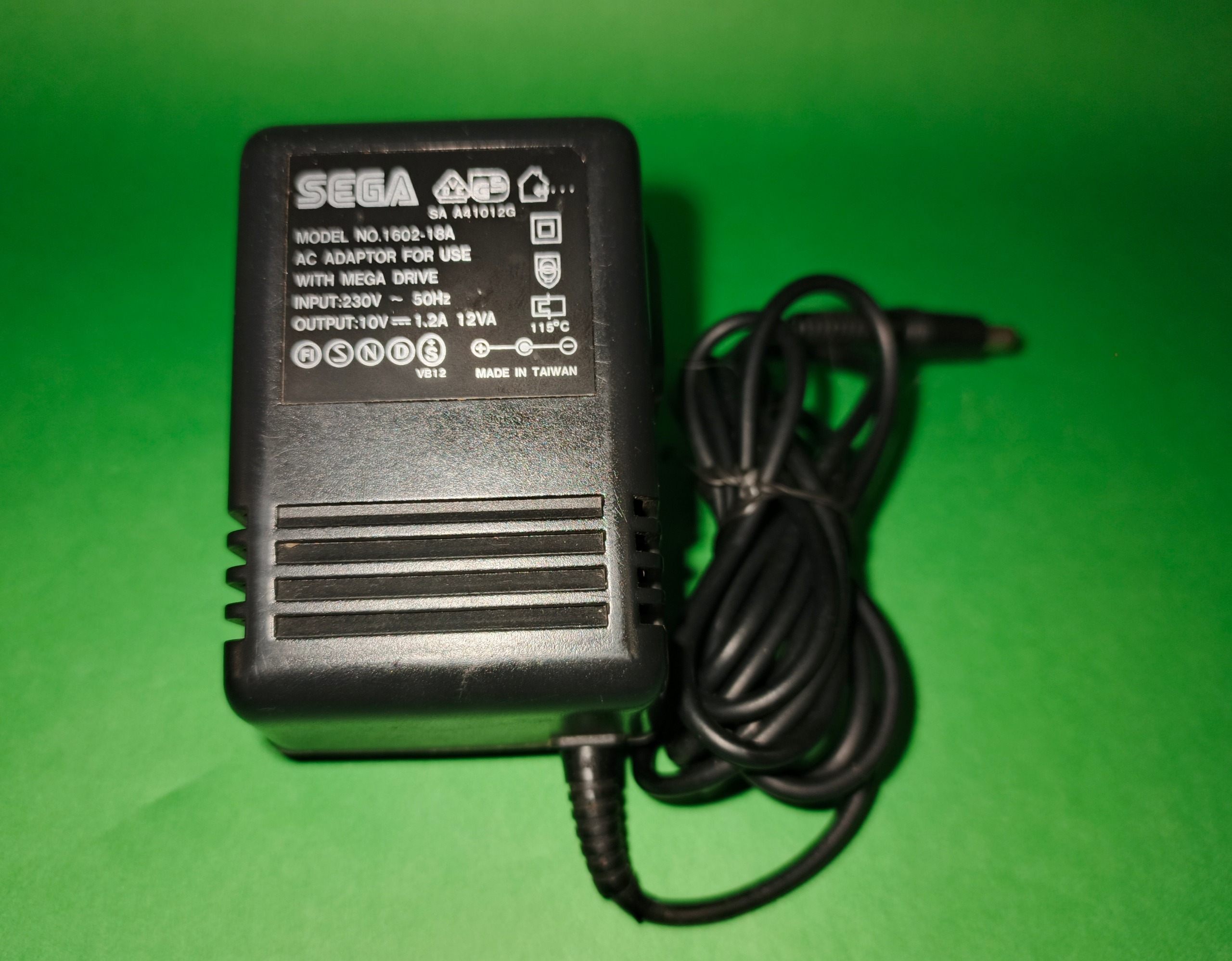 SEGA MEGA DRIVE I PLA ADAPTER ORIGINAL