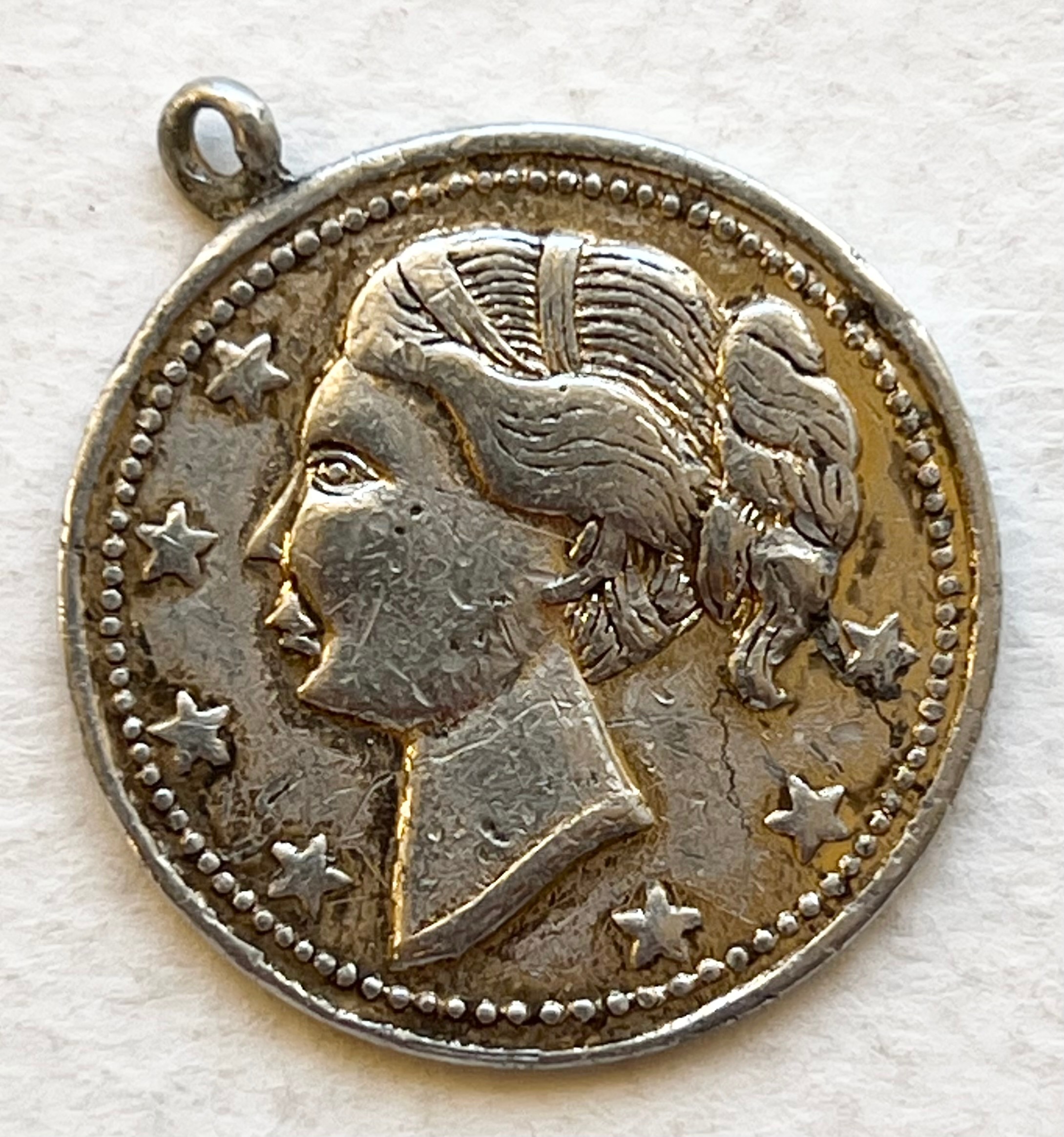 مدال آویز 7 ستاره زن ملقب به Cameo Woman (طرح)