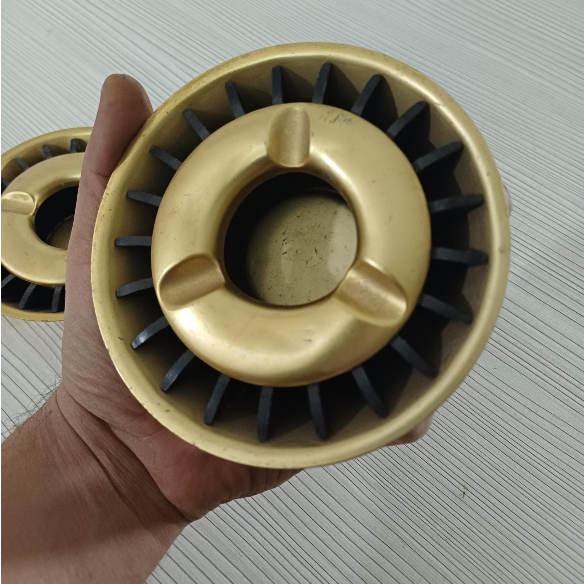 2عدد زیر سیگاری برنجی بزرگ باهم