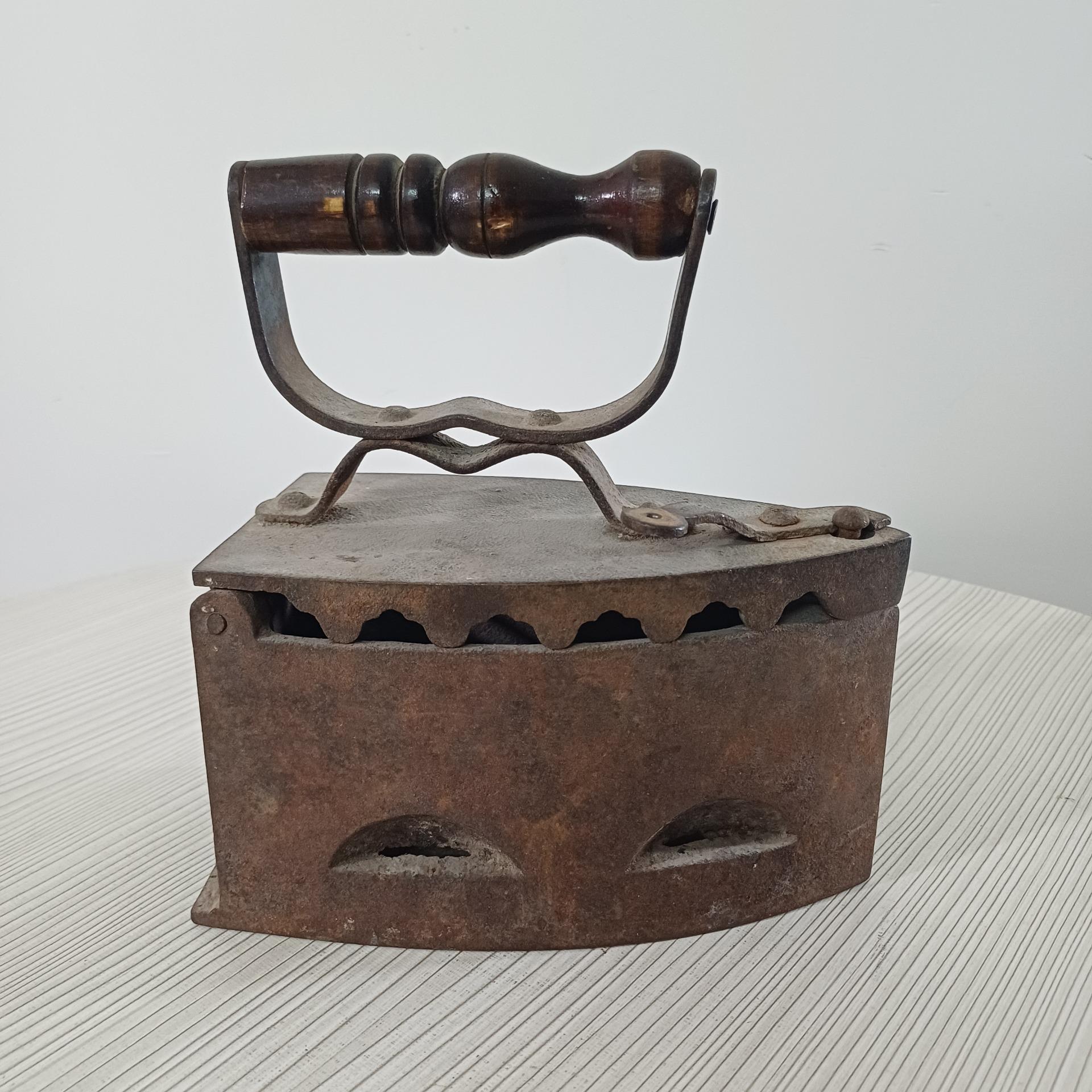 اتو زغالی روسی کهنه مارکدار