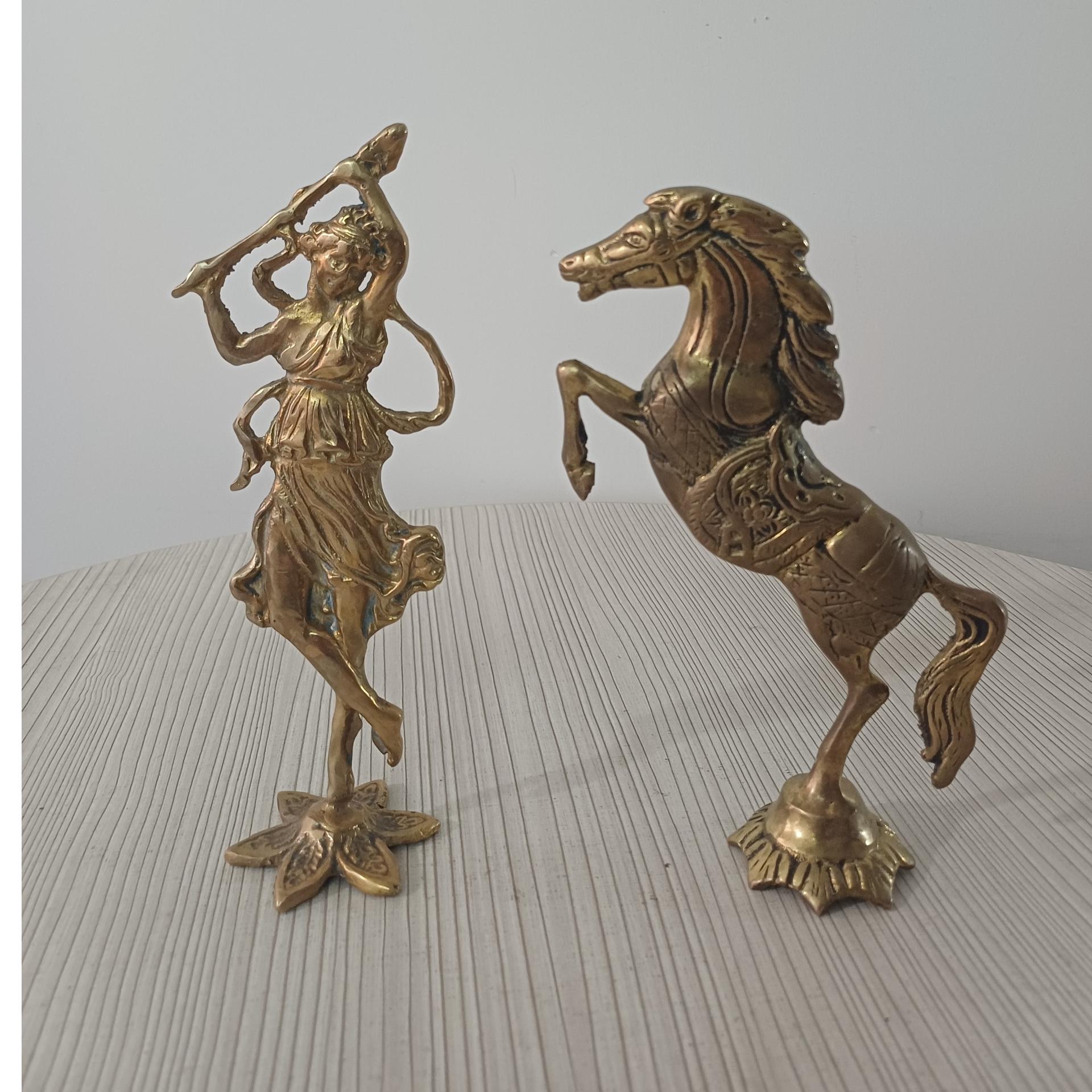 دوتا مجسمه برنزی باهم