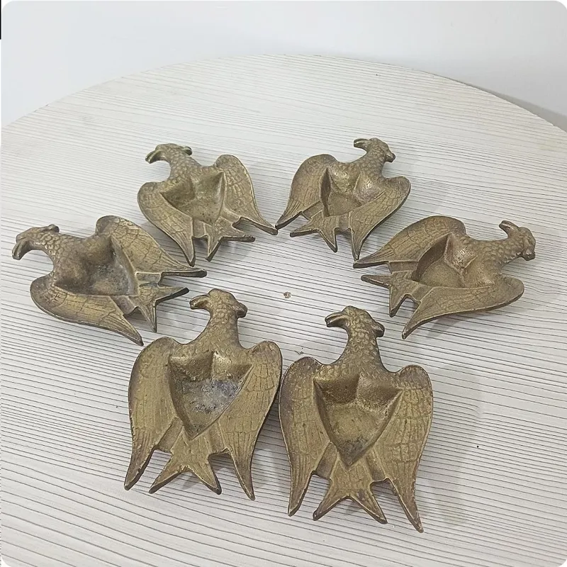 یک دست زیر سیگار برنجی خیلی سنگین