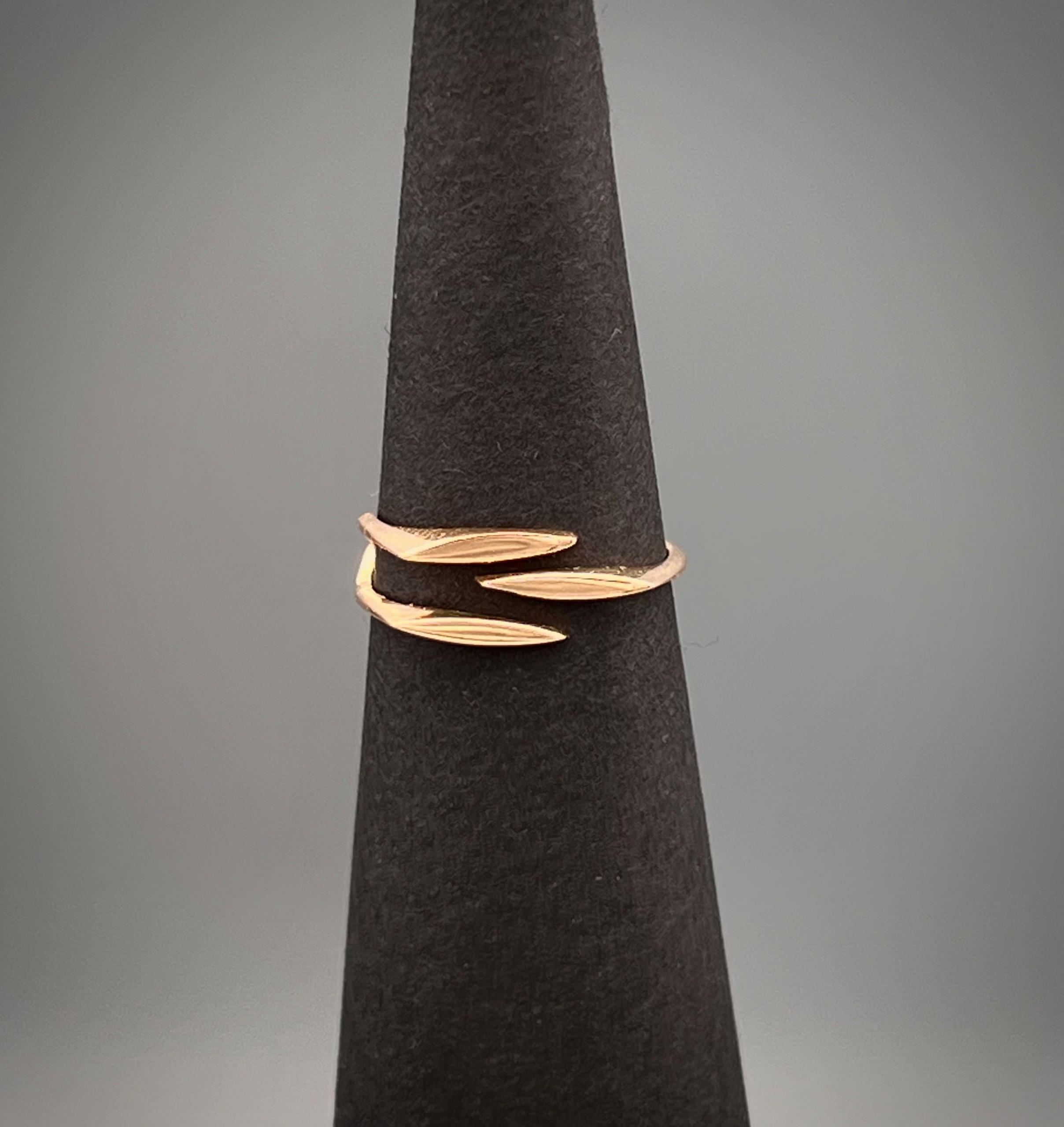 انگشتر طلا مینیمال طرح سه برگ