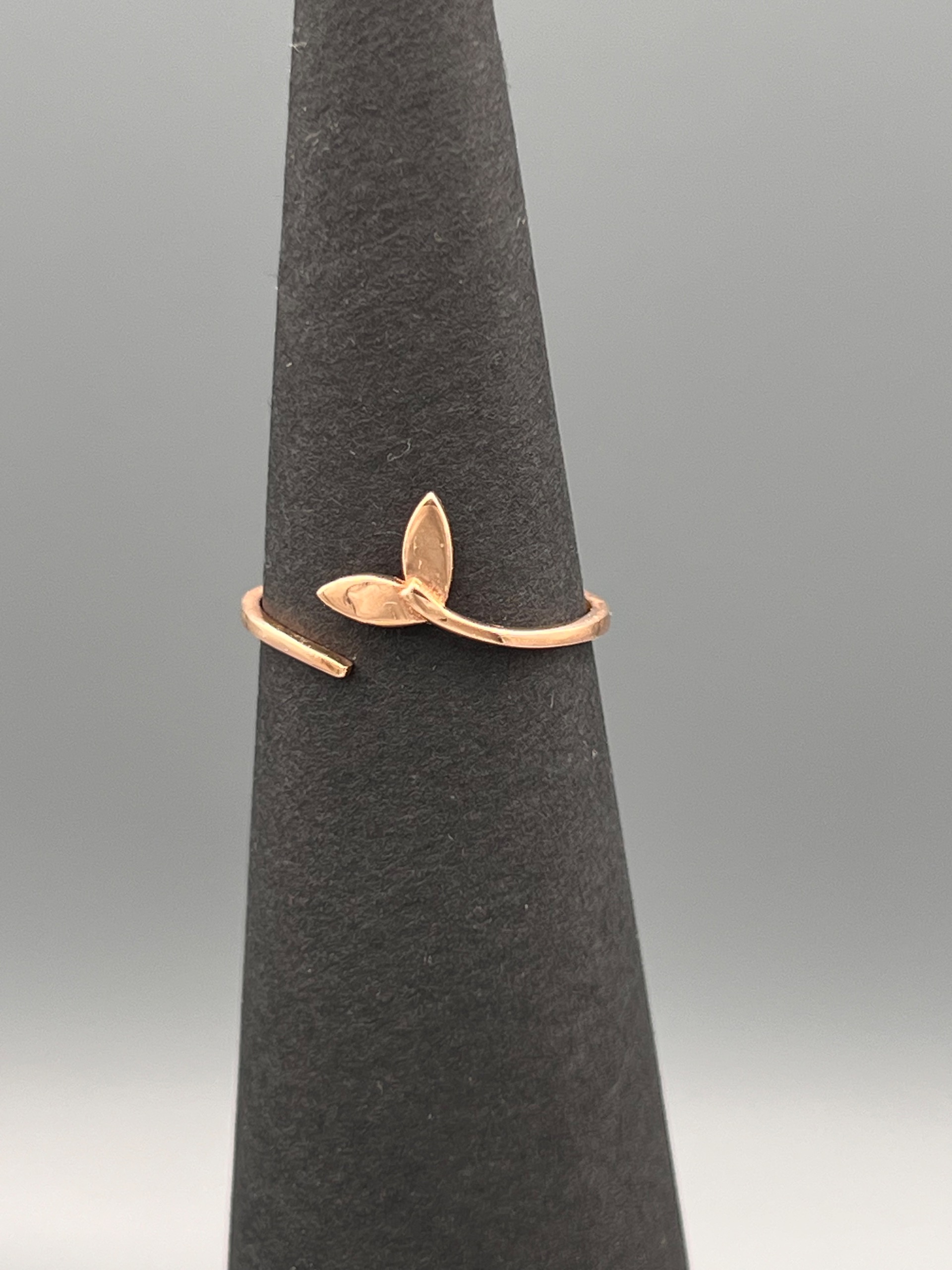 انگشتر طلا زنانه مینیمال طرح دم دلفین