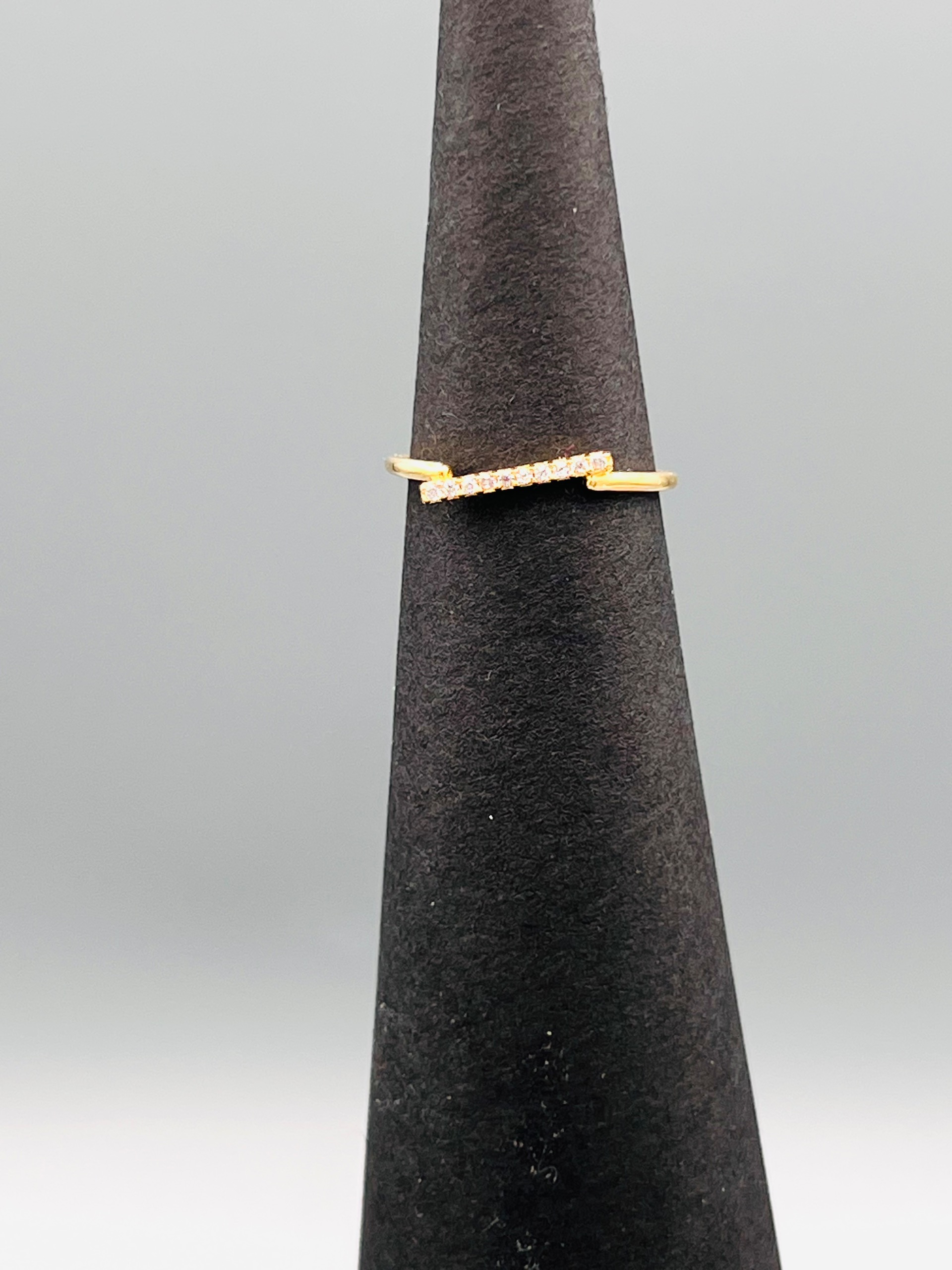 انگشتر طلا مینیمال نگین دار طرح خط صاف