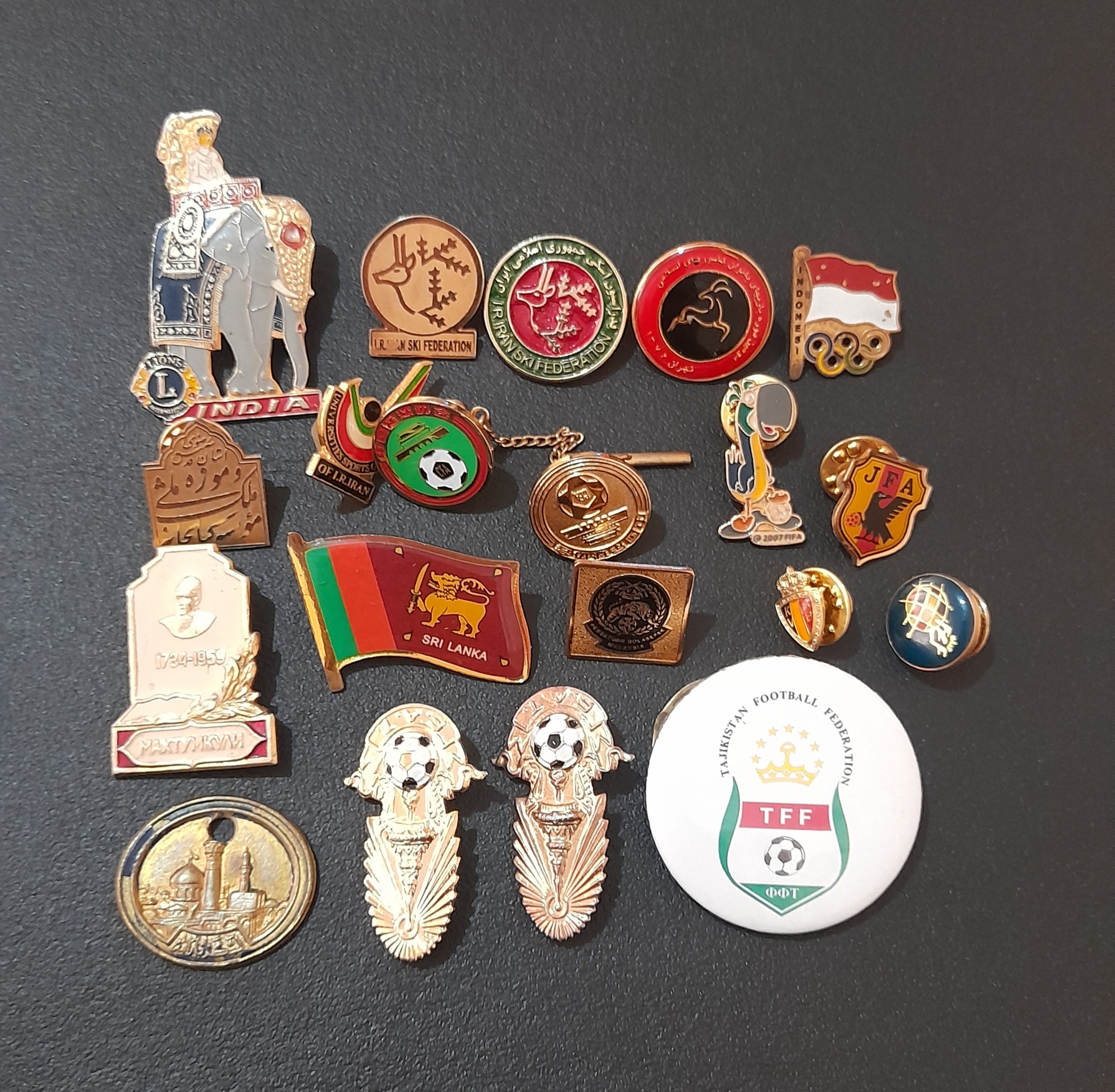مجموعه بج یا  سنجاق سینه قدیمی