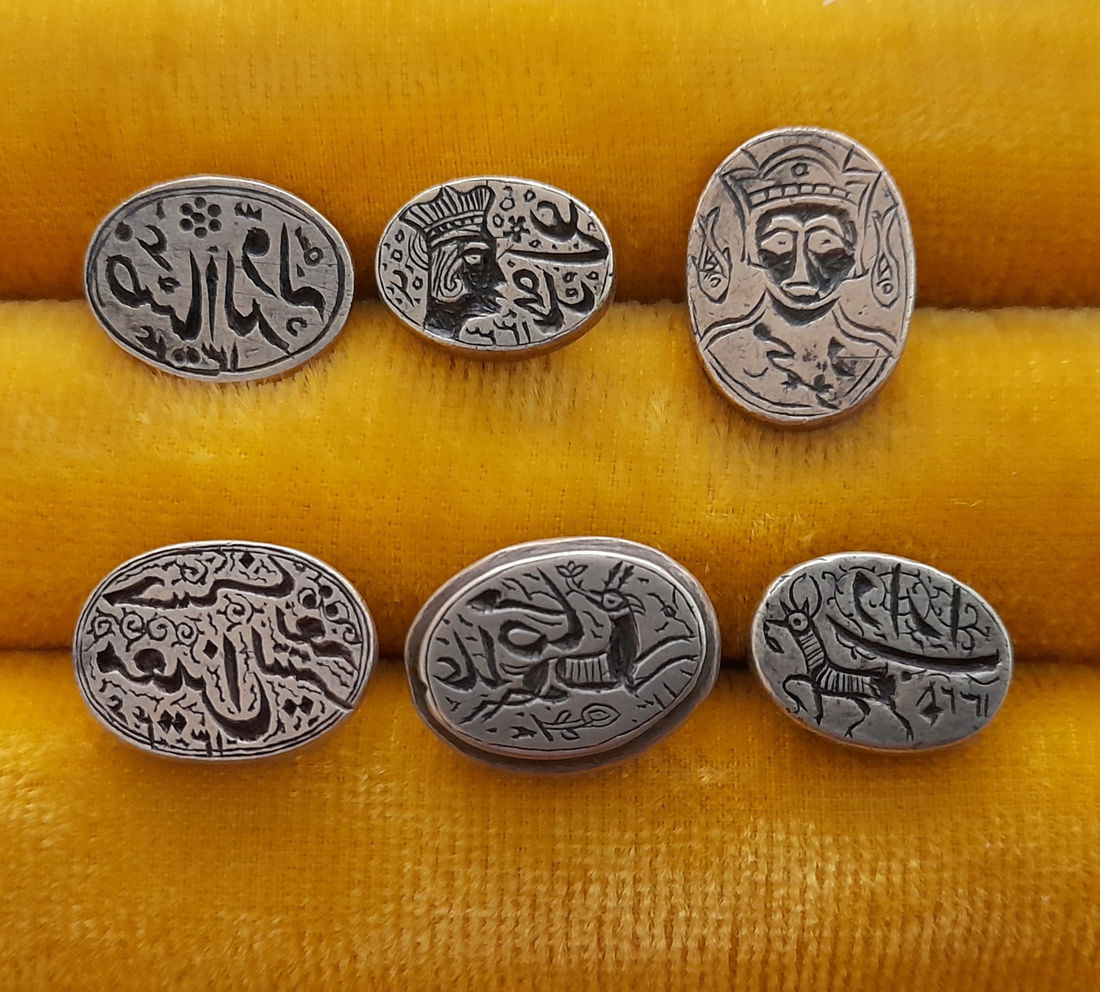 مهرهای برنجی کهنه