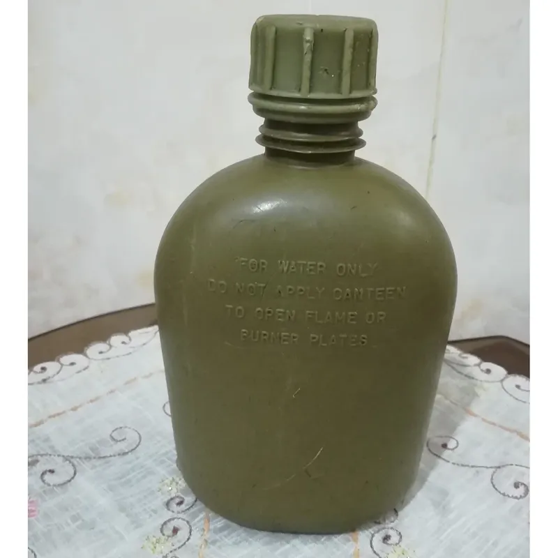 قمقمه قدیمی پلاستیکی آمریکایی صحیح وسالم