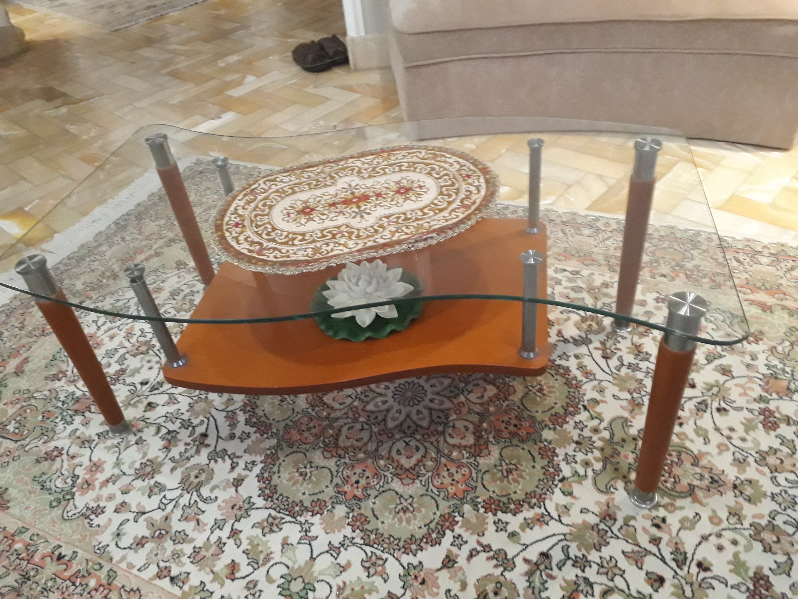 میز جلو مبلی پایه چوبی کارکرده سالم