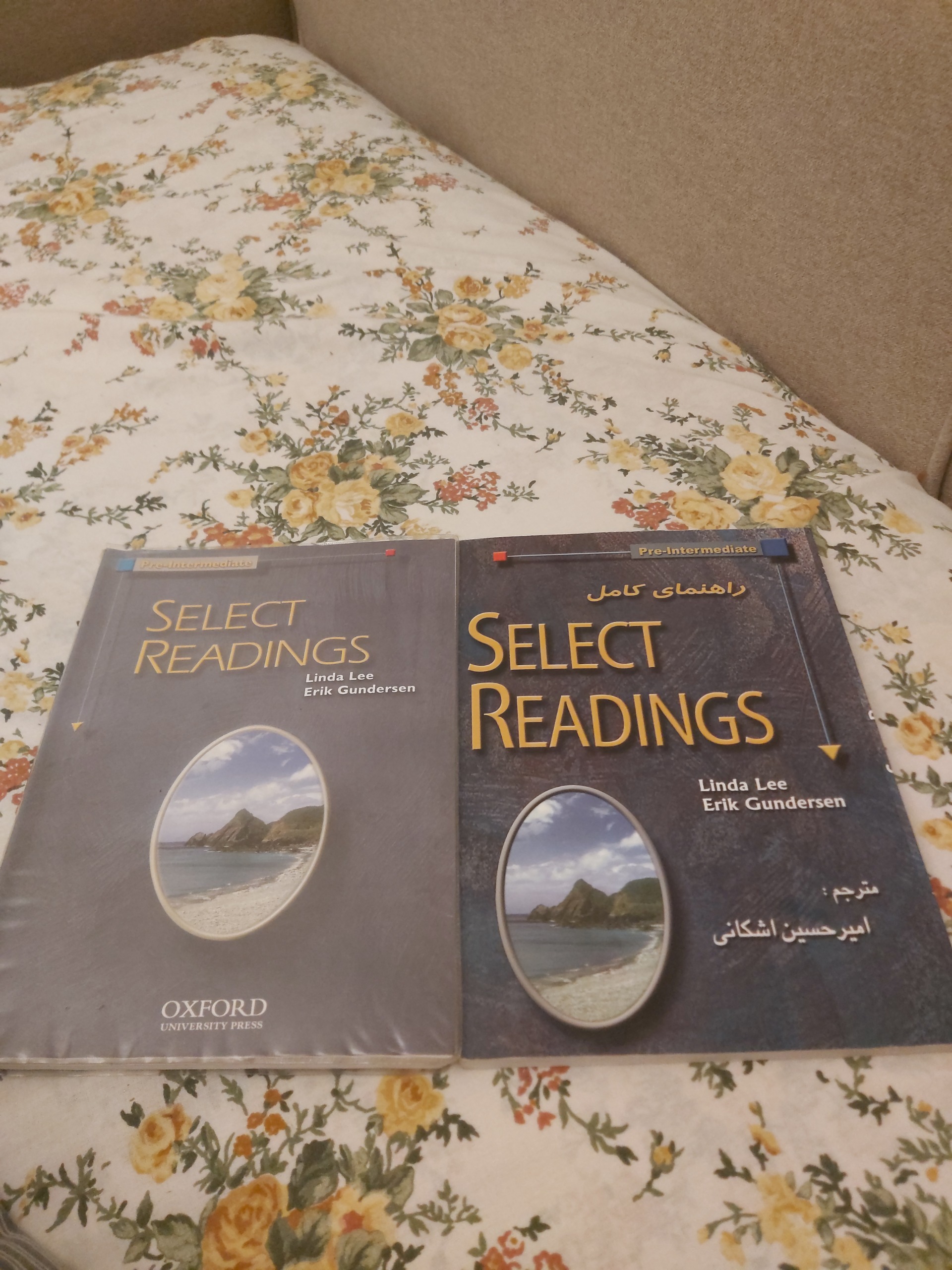 دو جلد SELECT READINGS PRE-INTERMEDIATE