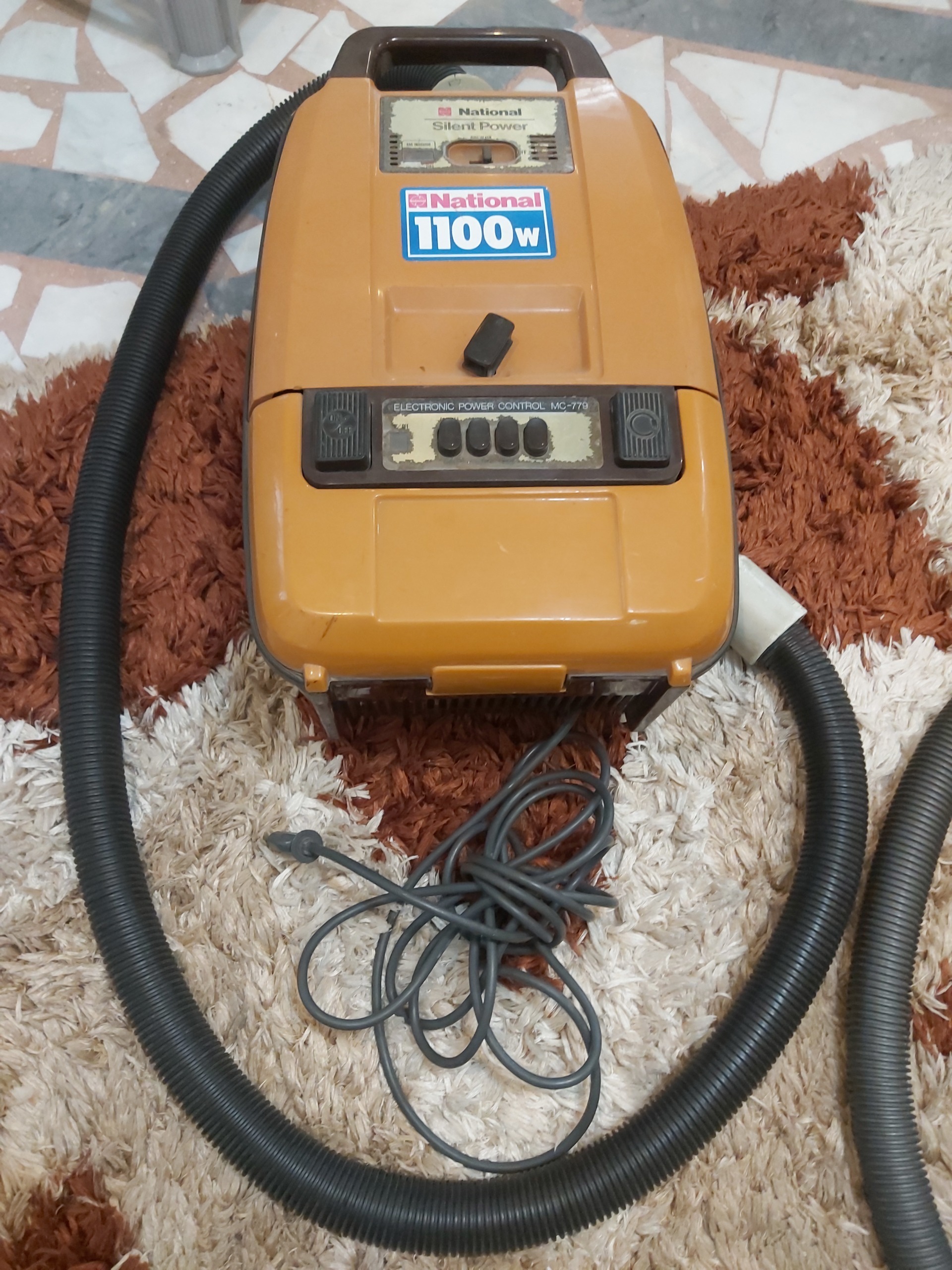 جاروبرقی ناسیونال ژاپن 1100 وات کارکرده