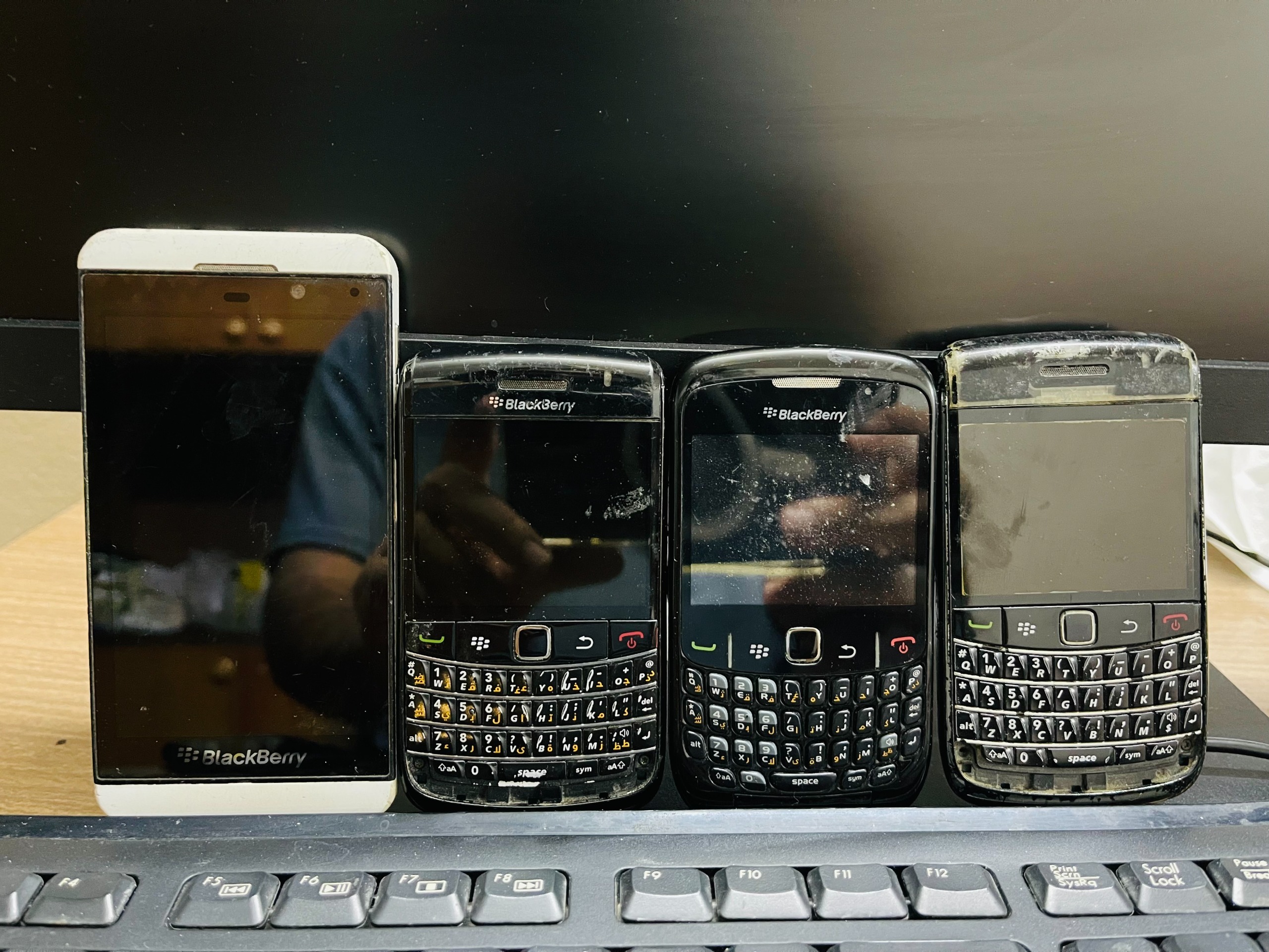 فروش چهار عدد گوشی موبایل بلکبری - BlackBerry