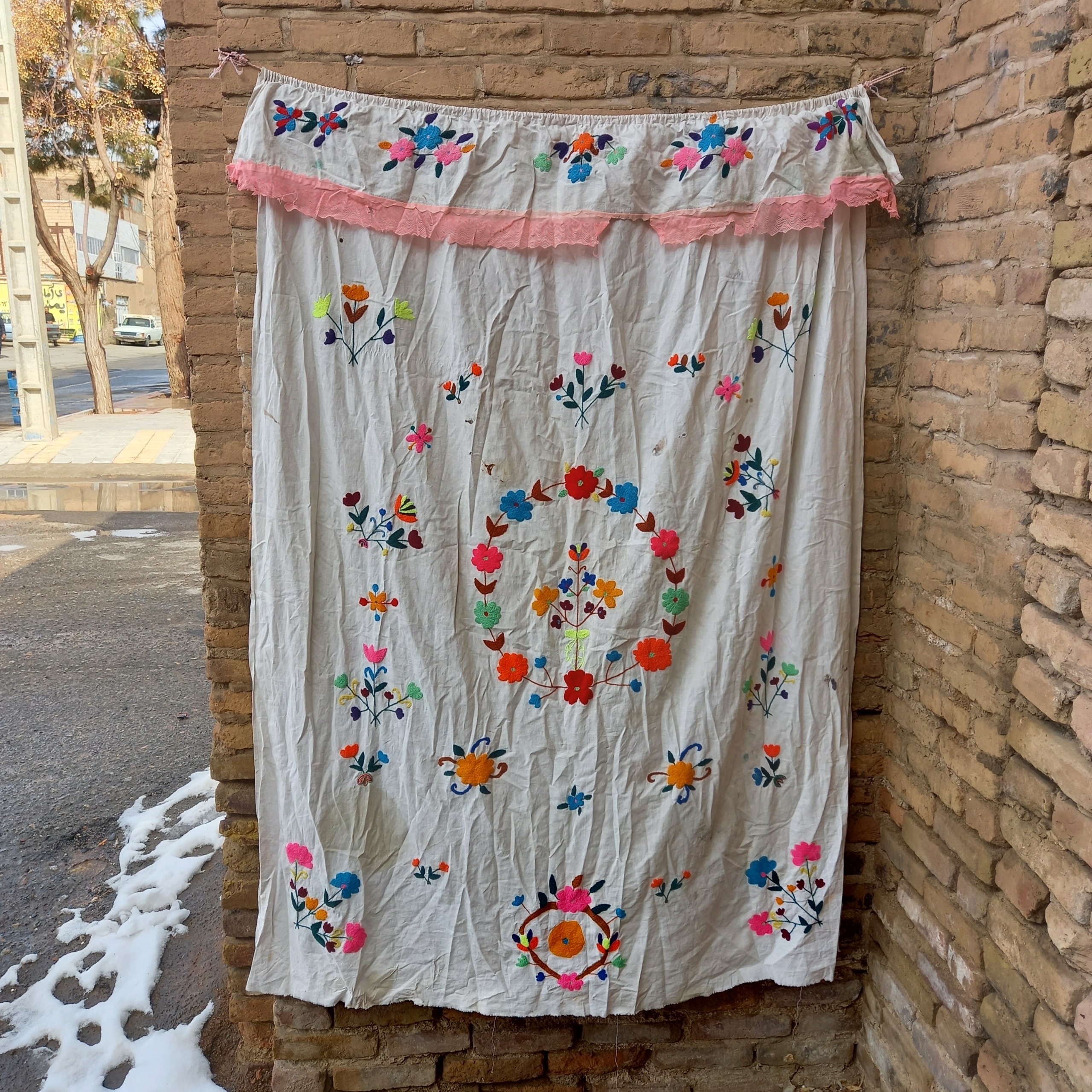 پرده گلدوزی شده کهنه قدیمی