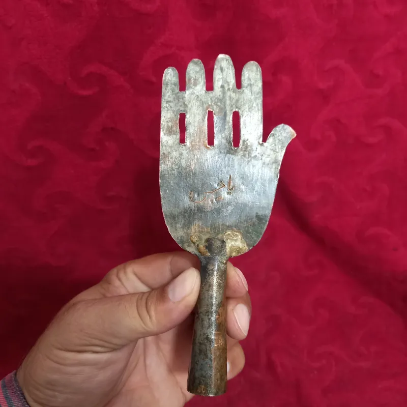 پنجه سر علم مسی کهنه قدیمی