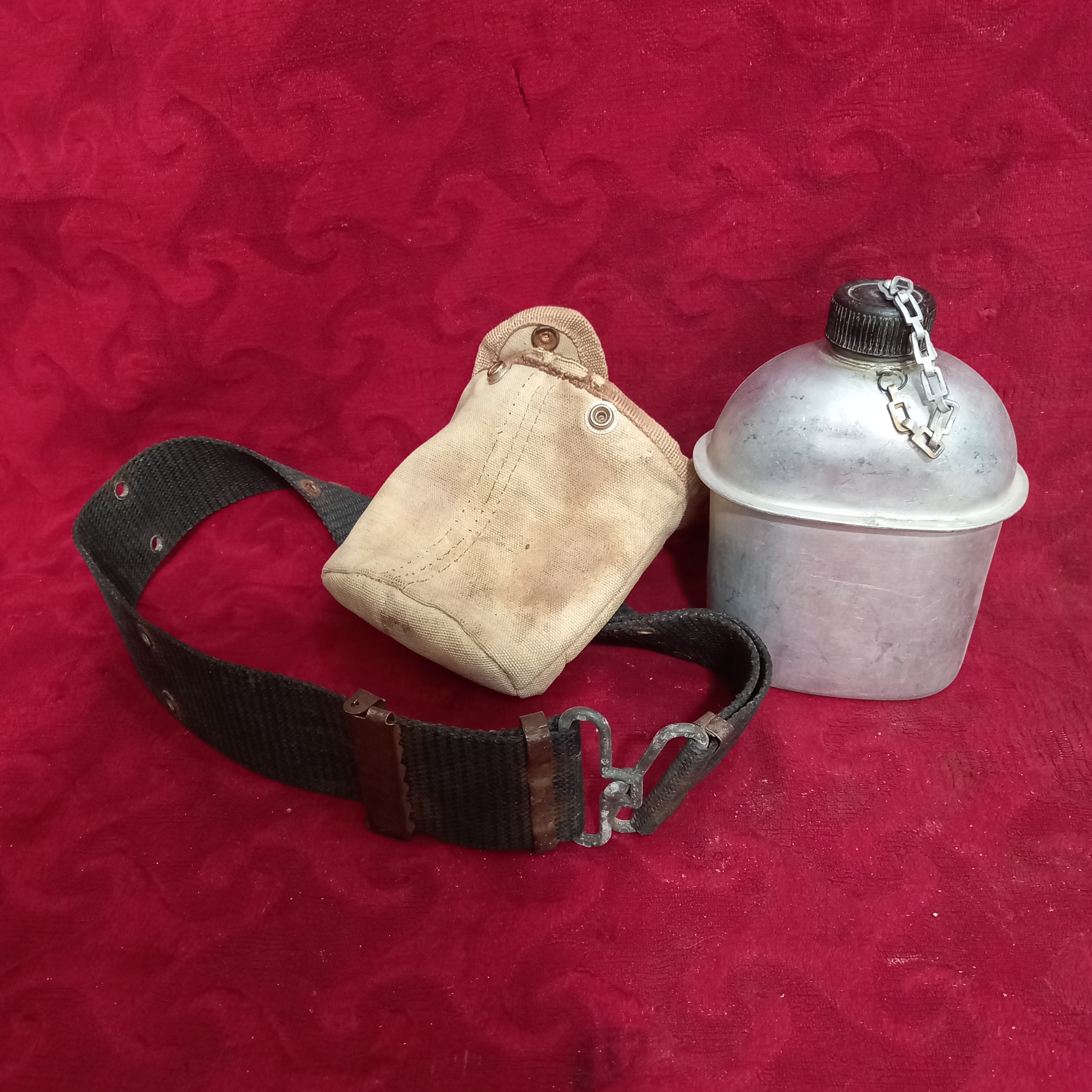 قمقمه فلزی سالم با فانسقه سگک برنجی قدیمی