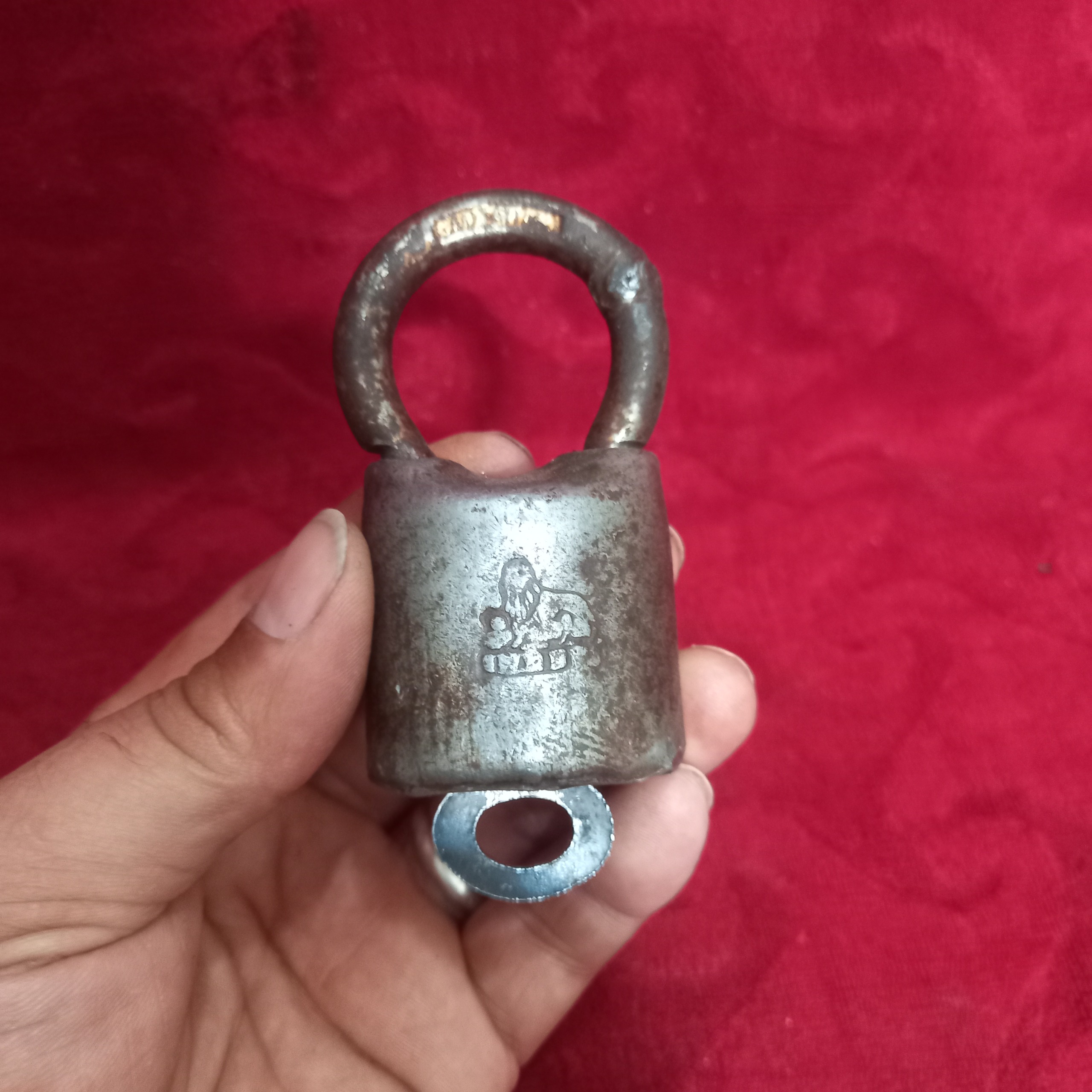 قفل اویز شیر نشان قدیمی قابل استفاده