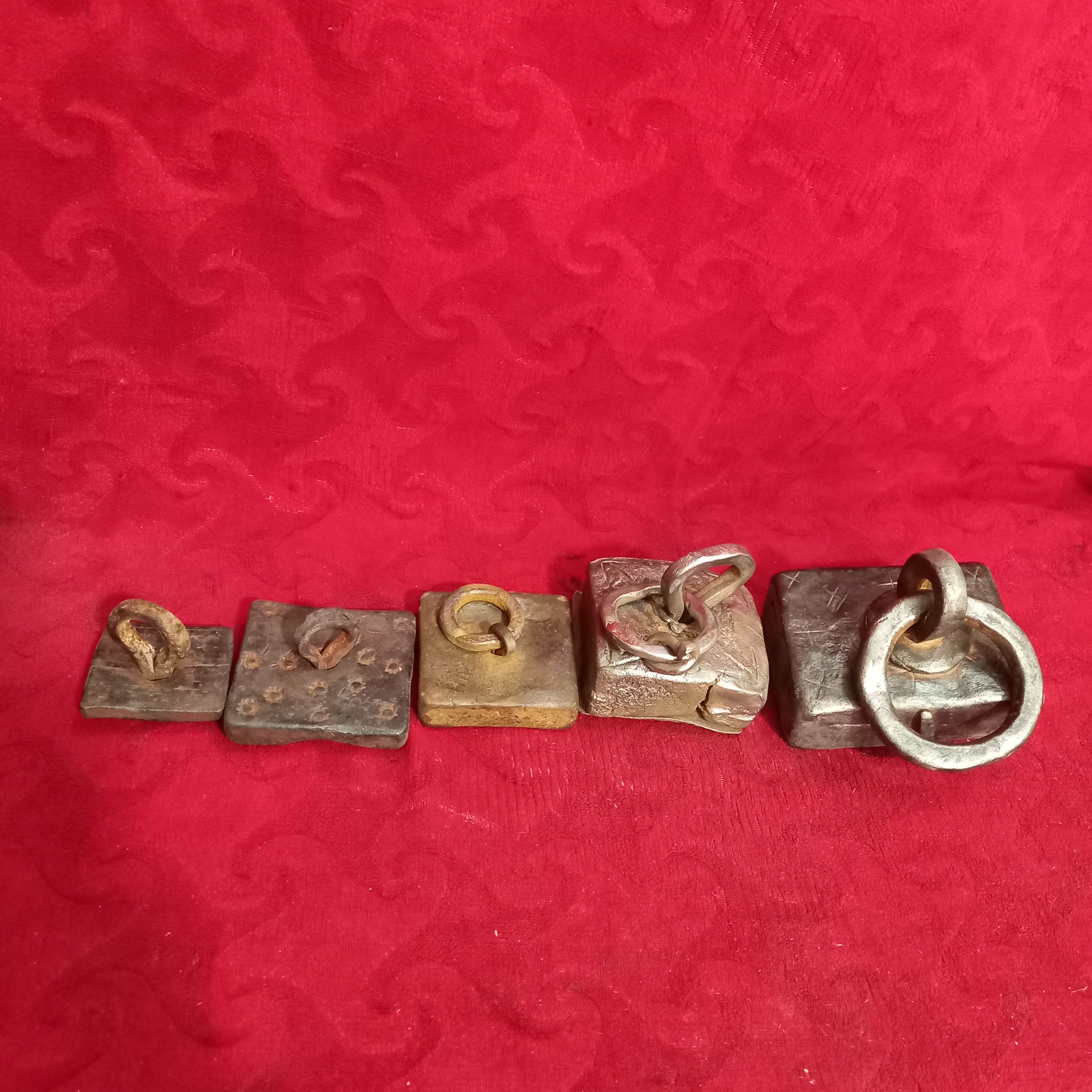 مجموعه وزنه یا سنگ کیلو نقشدار،فولاد قاجاری