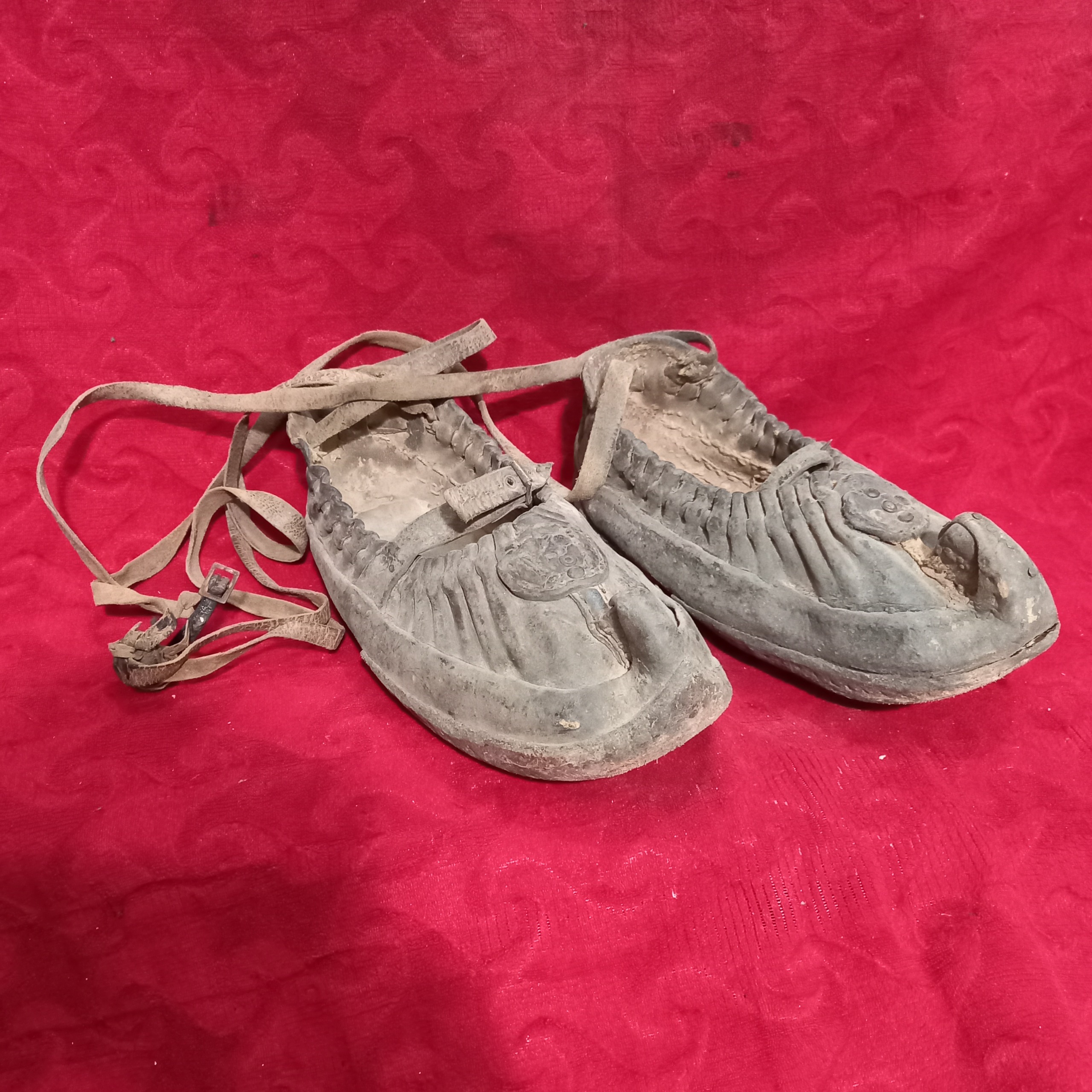 یک جفت چارق چرمی قاجاری خاص کلکسیونی