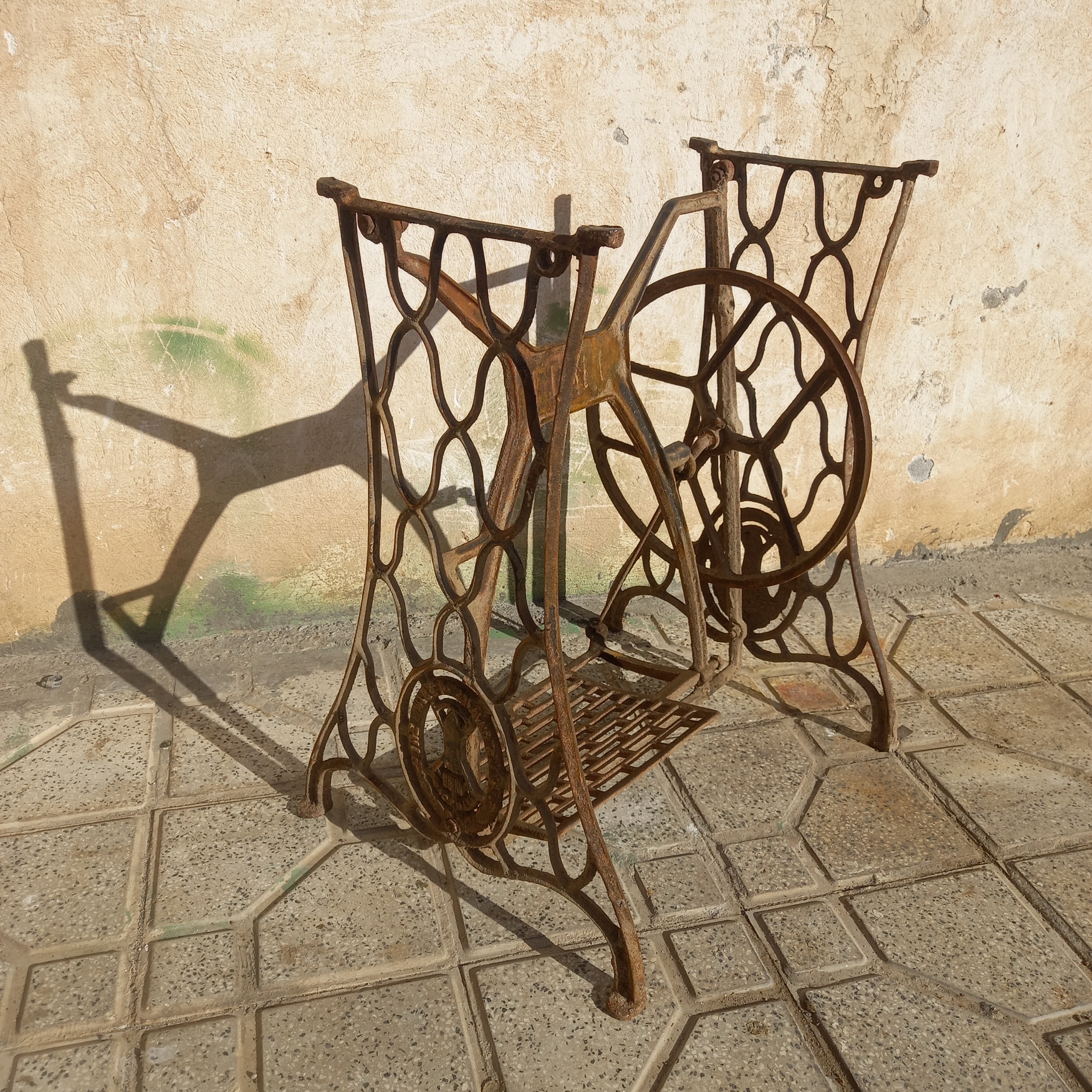 پایه چرخ خیاطی لانه زنبوری قدیمی