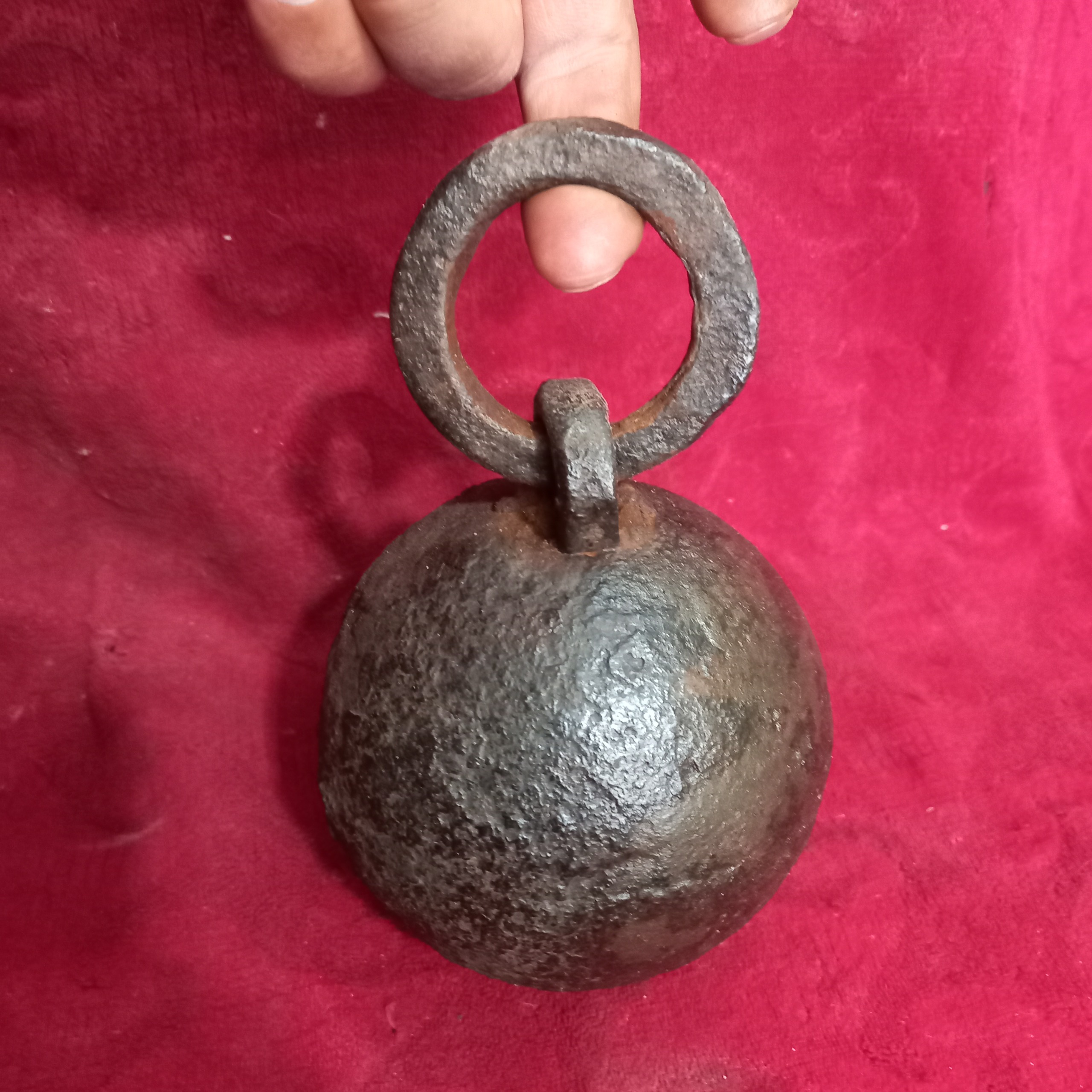 وزنه قپان تهیه شده از گلوله توپ قاجاری