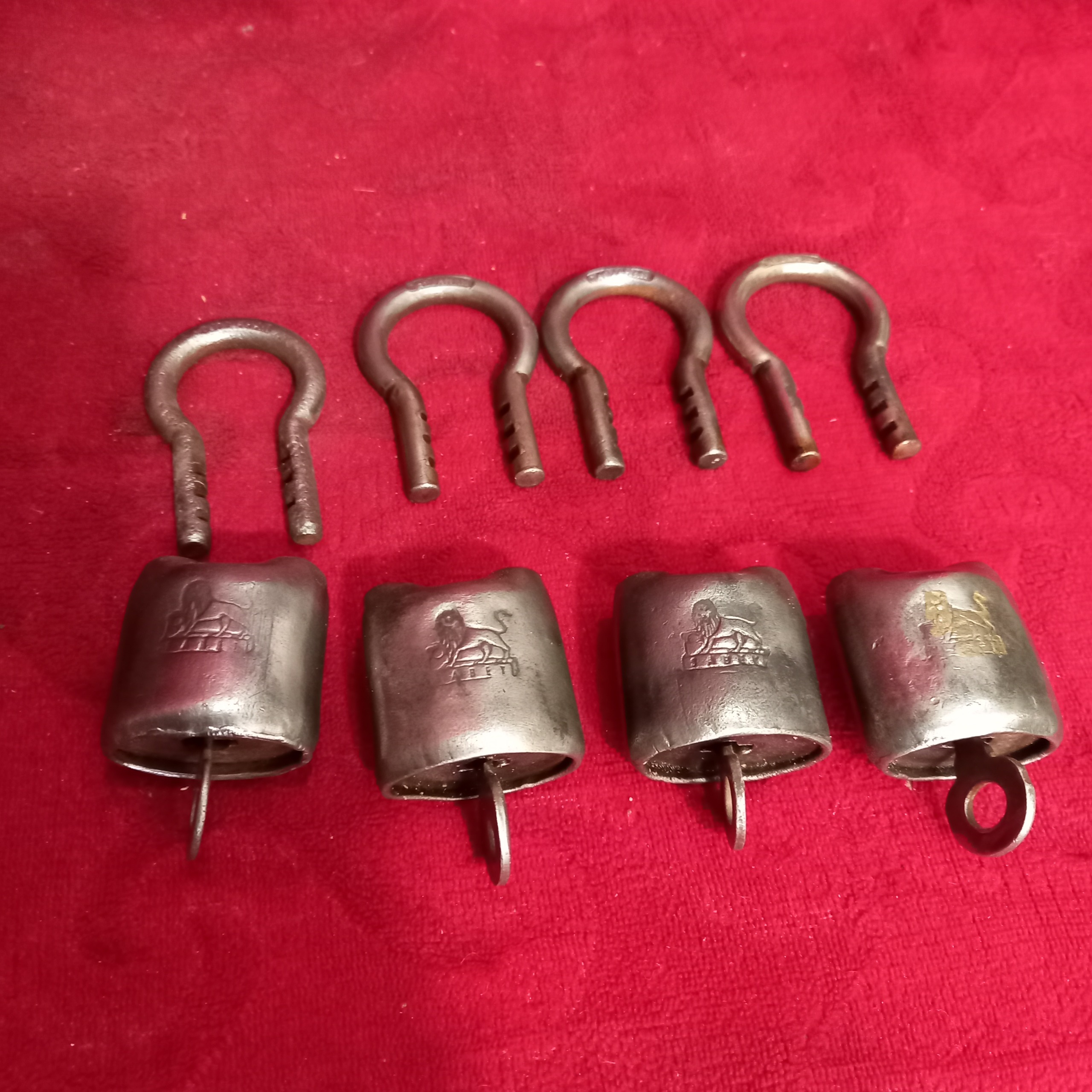 قفل شیرنشان قدیمی قابل استفاده کلید فابریک