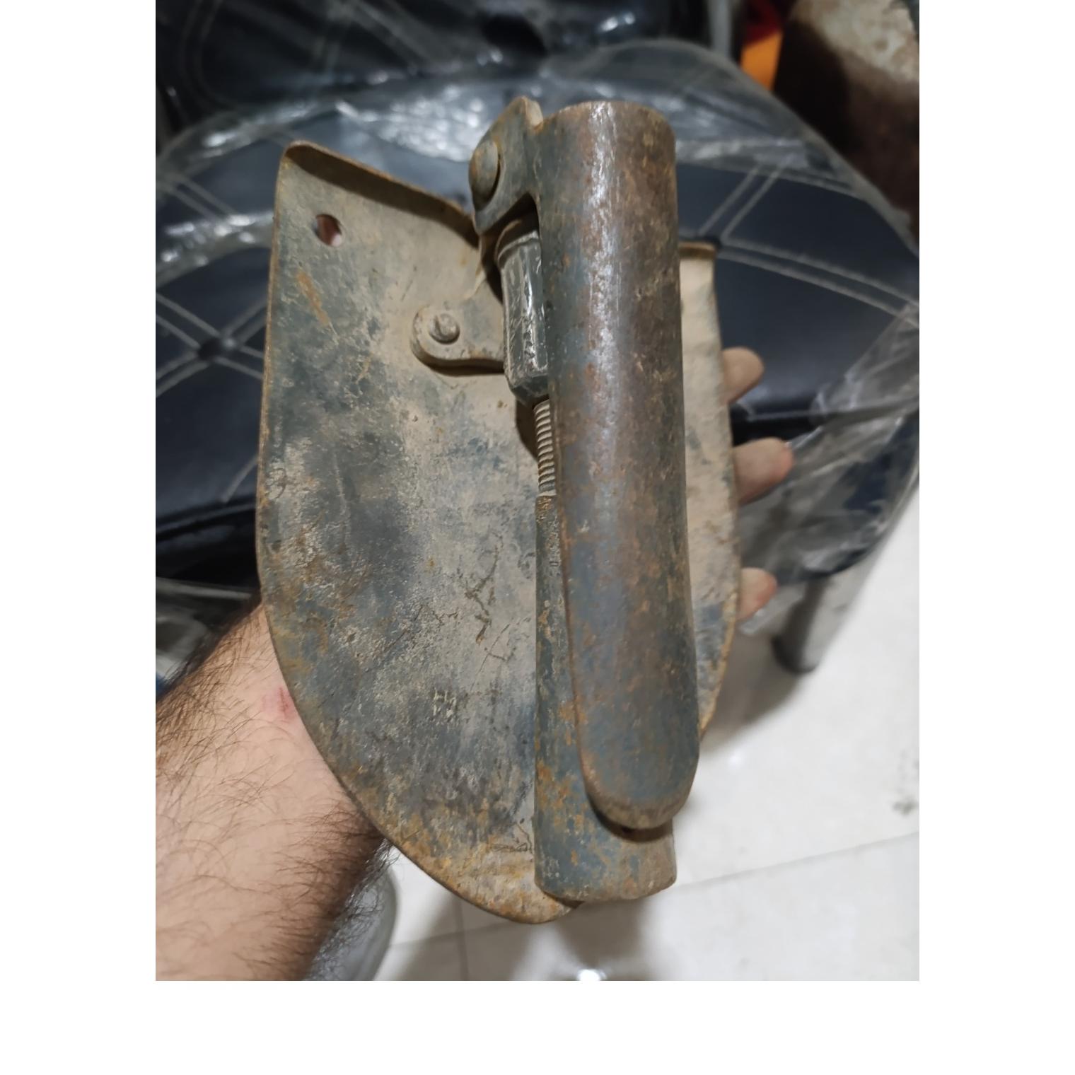 بیل تاشو ارتشی، هم بیل هم کلنگ