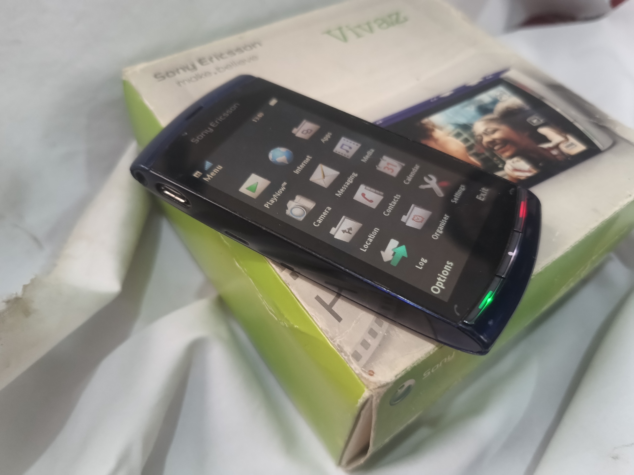 سونی اریکسون ویواز با جعبه Sony Ericsson Vivaz