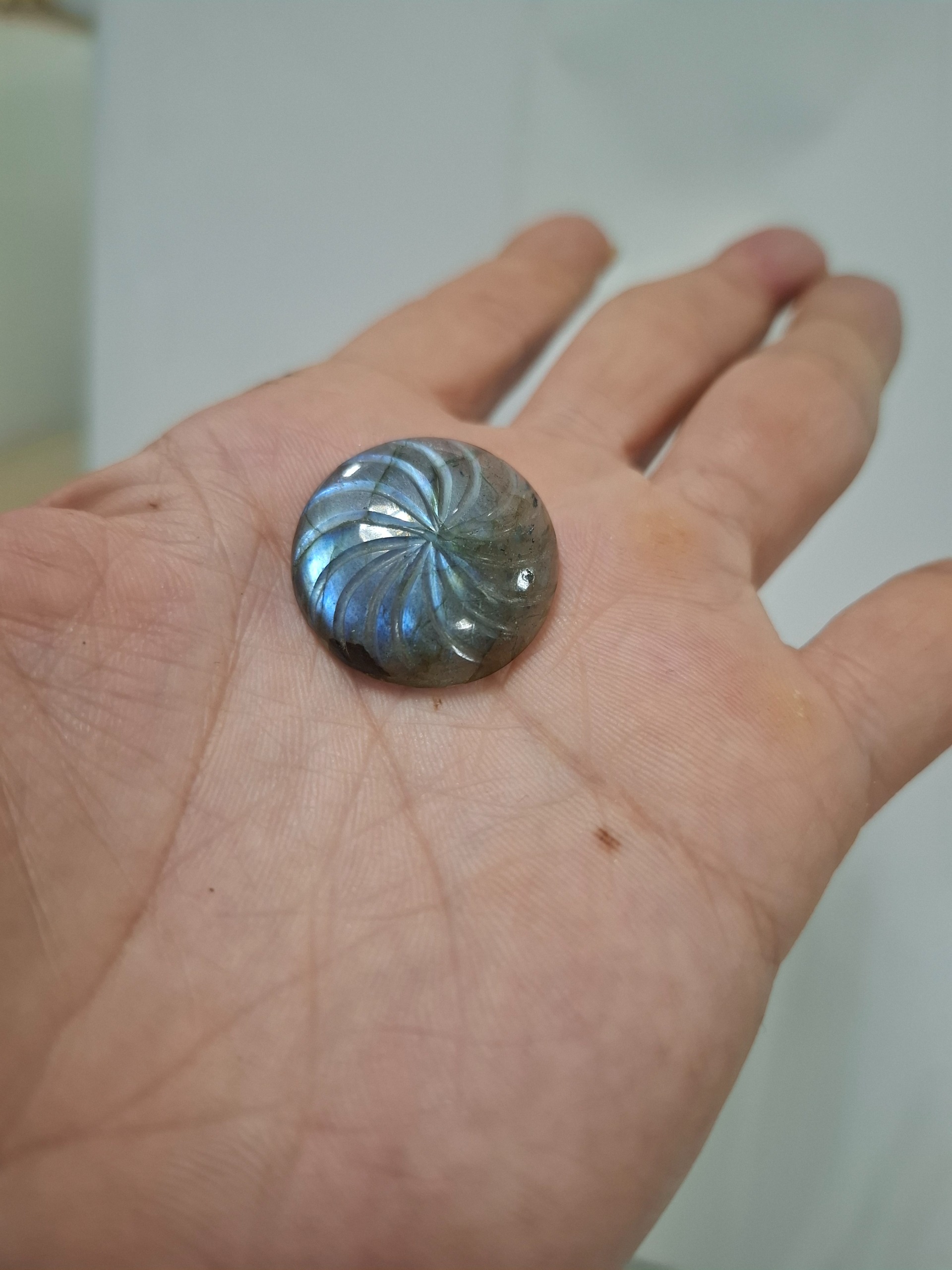 نگین لابرادوریت ماداگاسکار اصل طیف آبی با کاروینگ