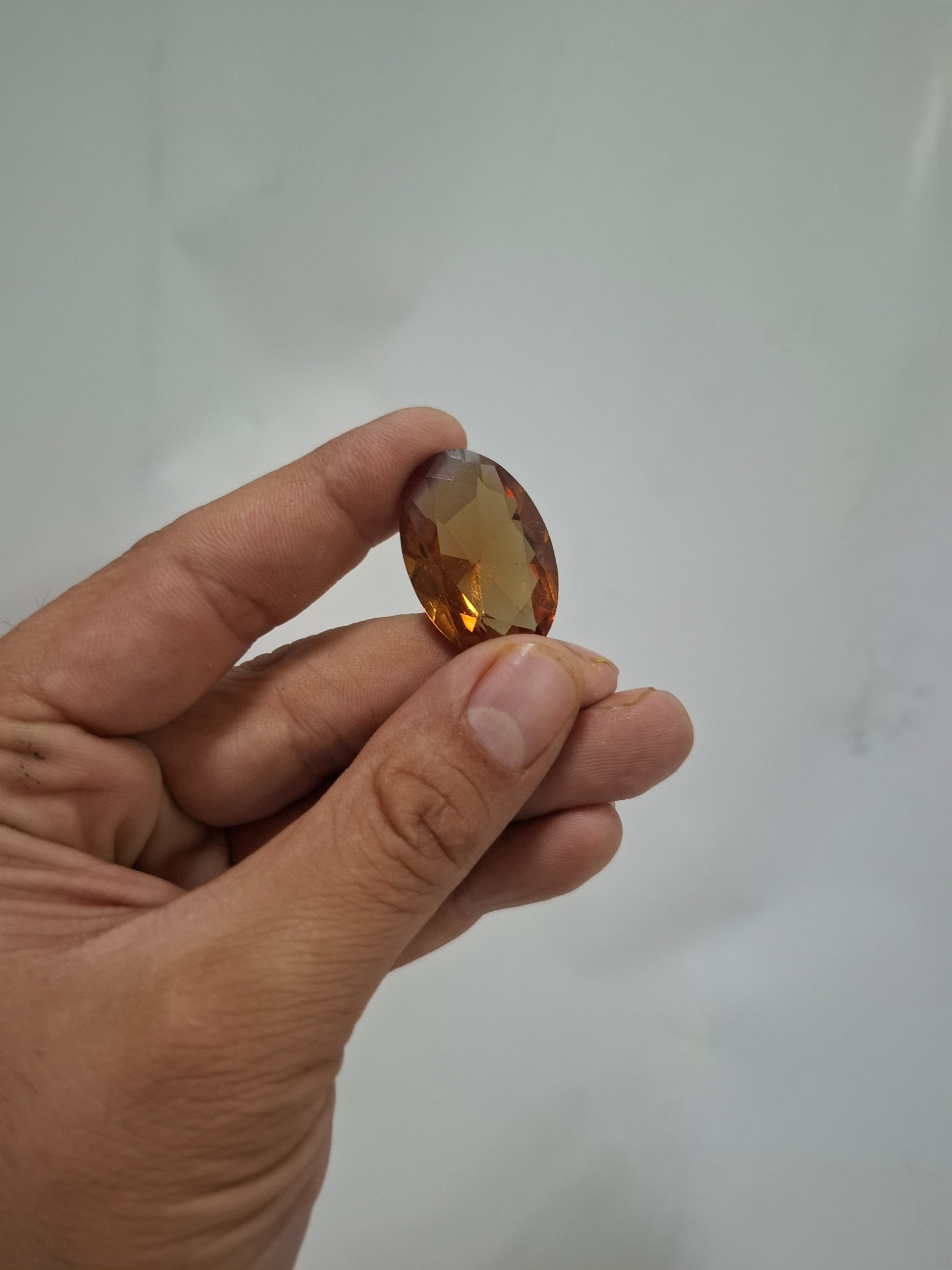 الکساندریت حدود 40 قیراط)تغییر رنگ میده