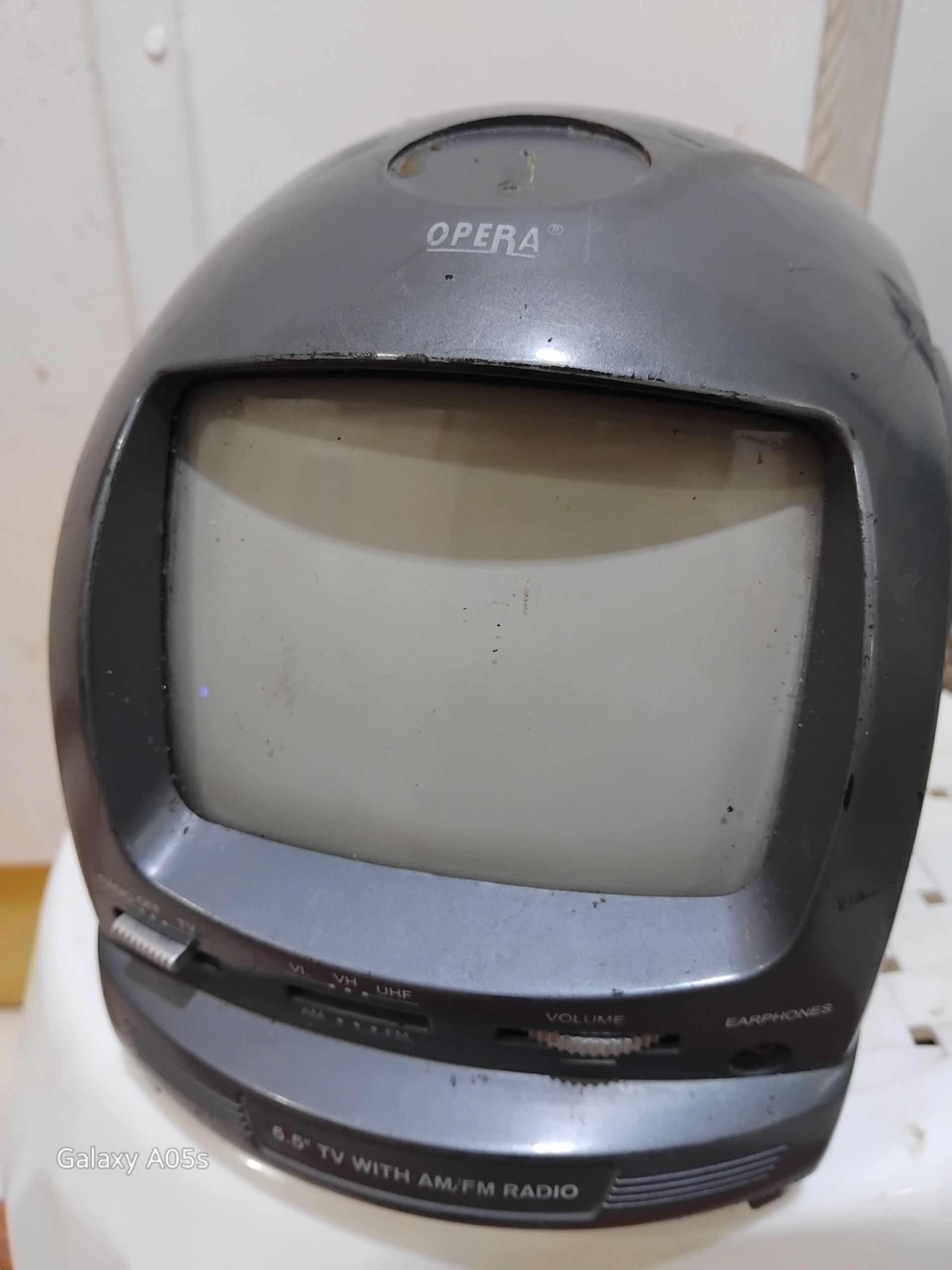 تلویزیون کوچک طوسی رنگ