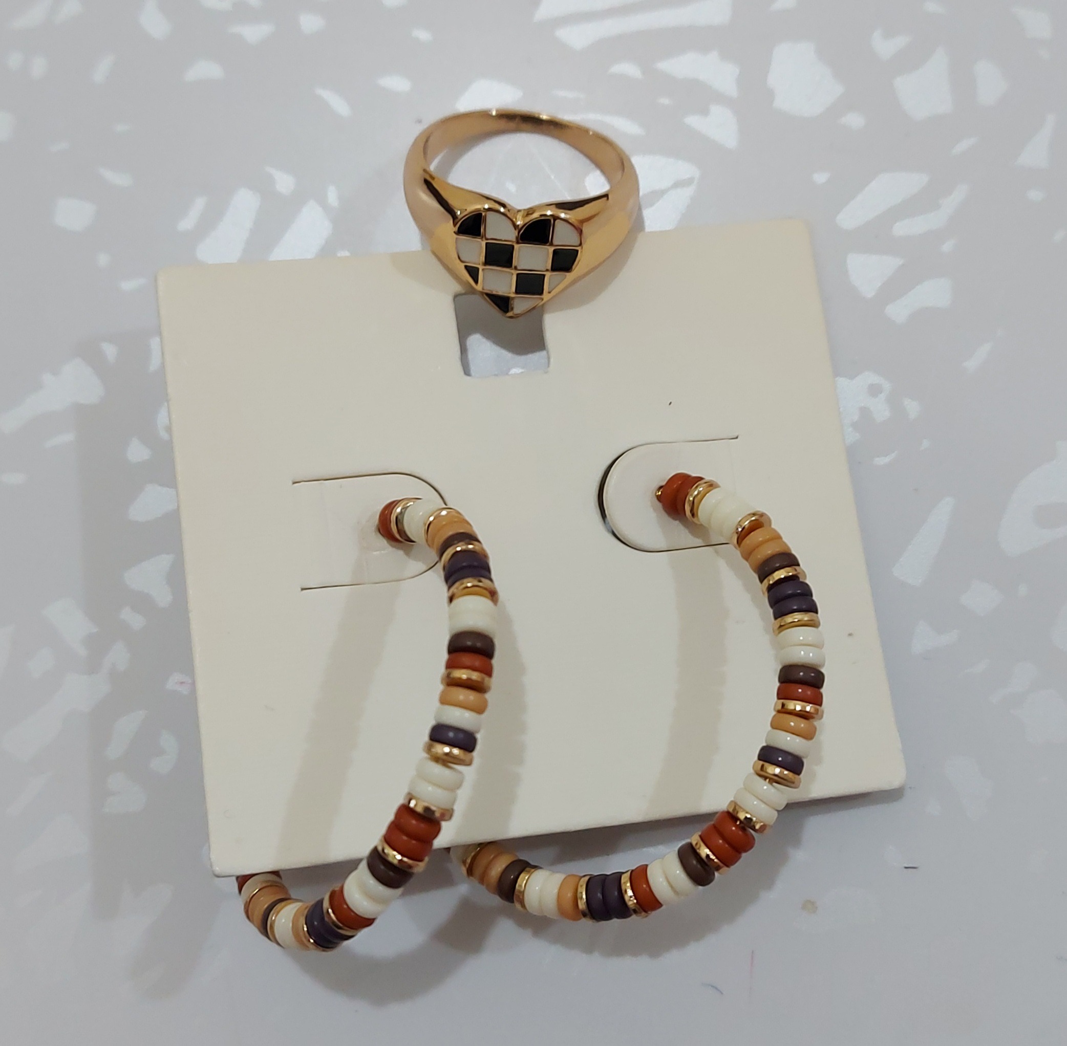 گوشواره و انگشتر