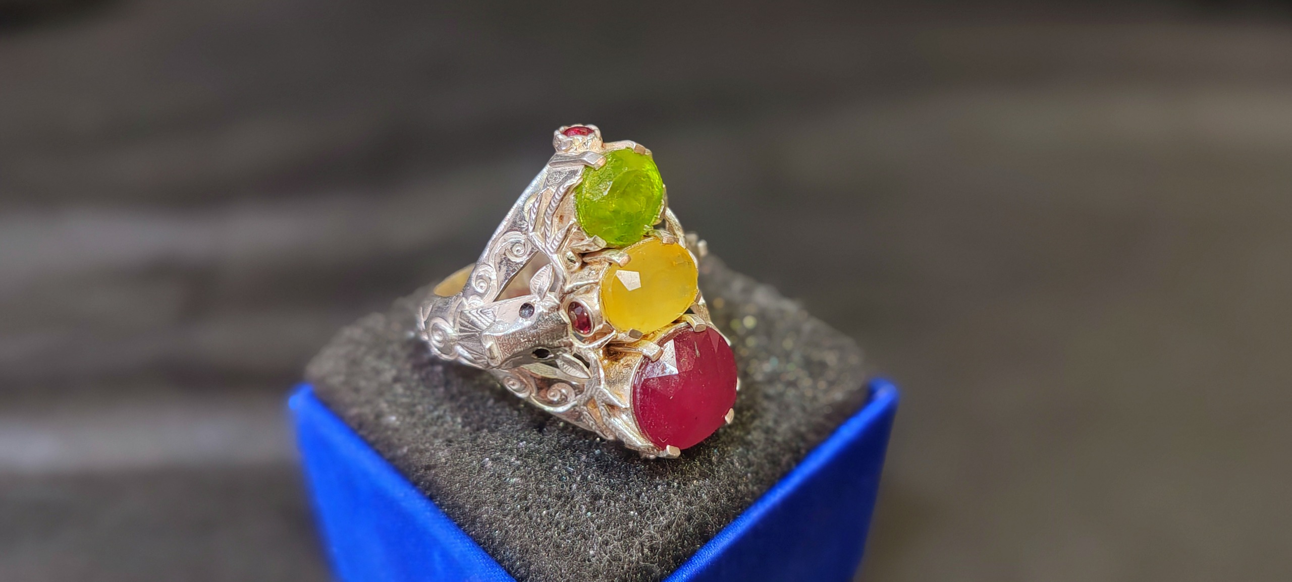 انگشتر نقره دستساز یاقوت زرد و قرمز وزبرجد