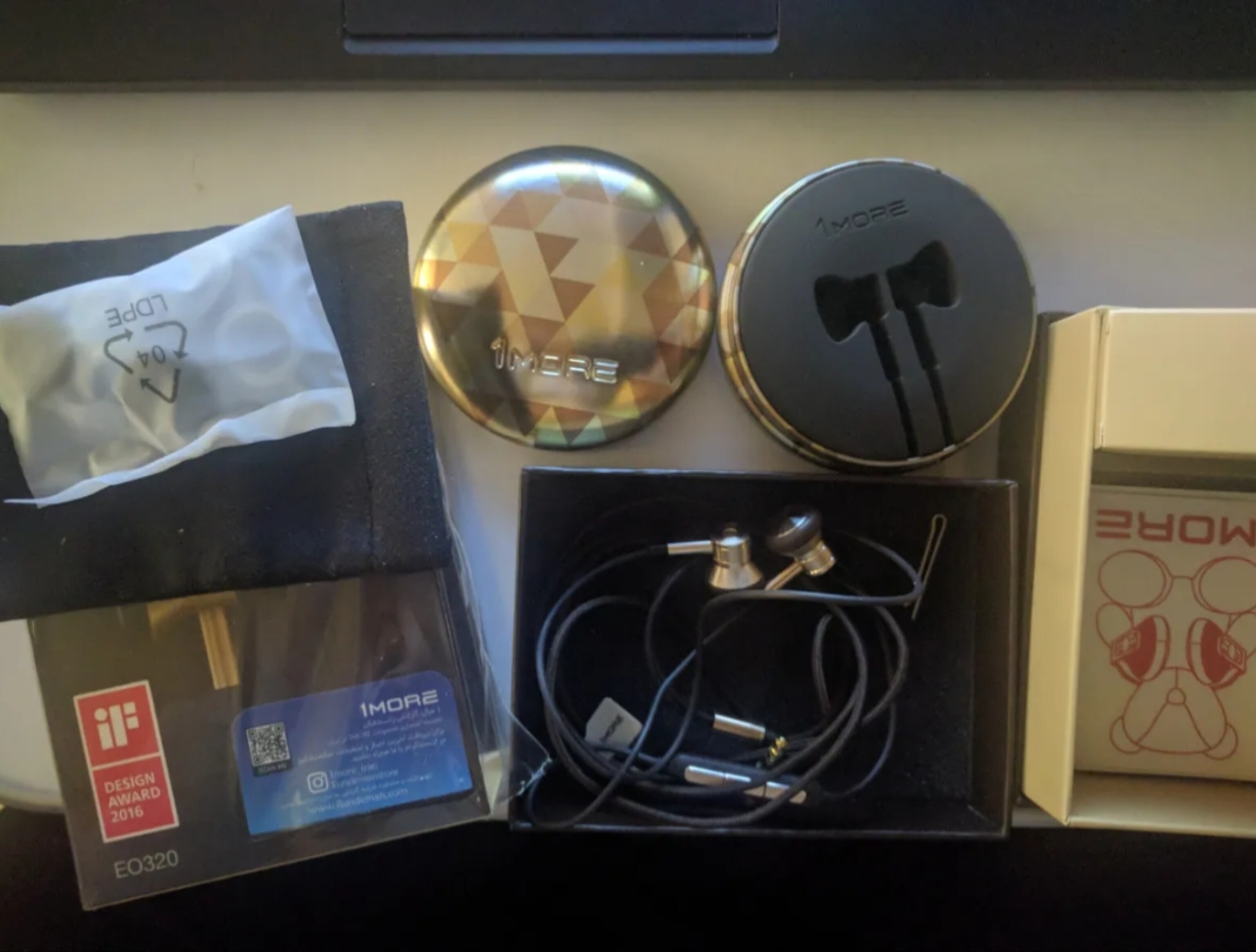 هندزفری وان مور EO320 رنگ طلایی