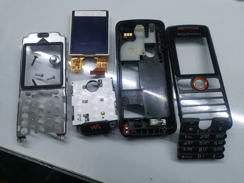 قاب شاسی تکمیل فابریکی W200i سونی اریکسون