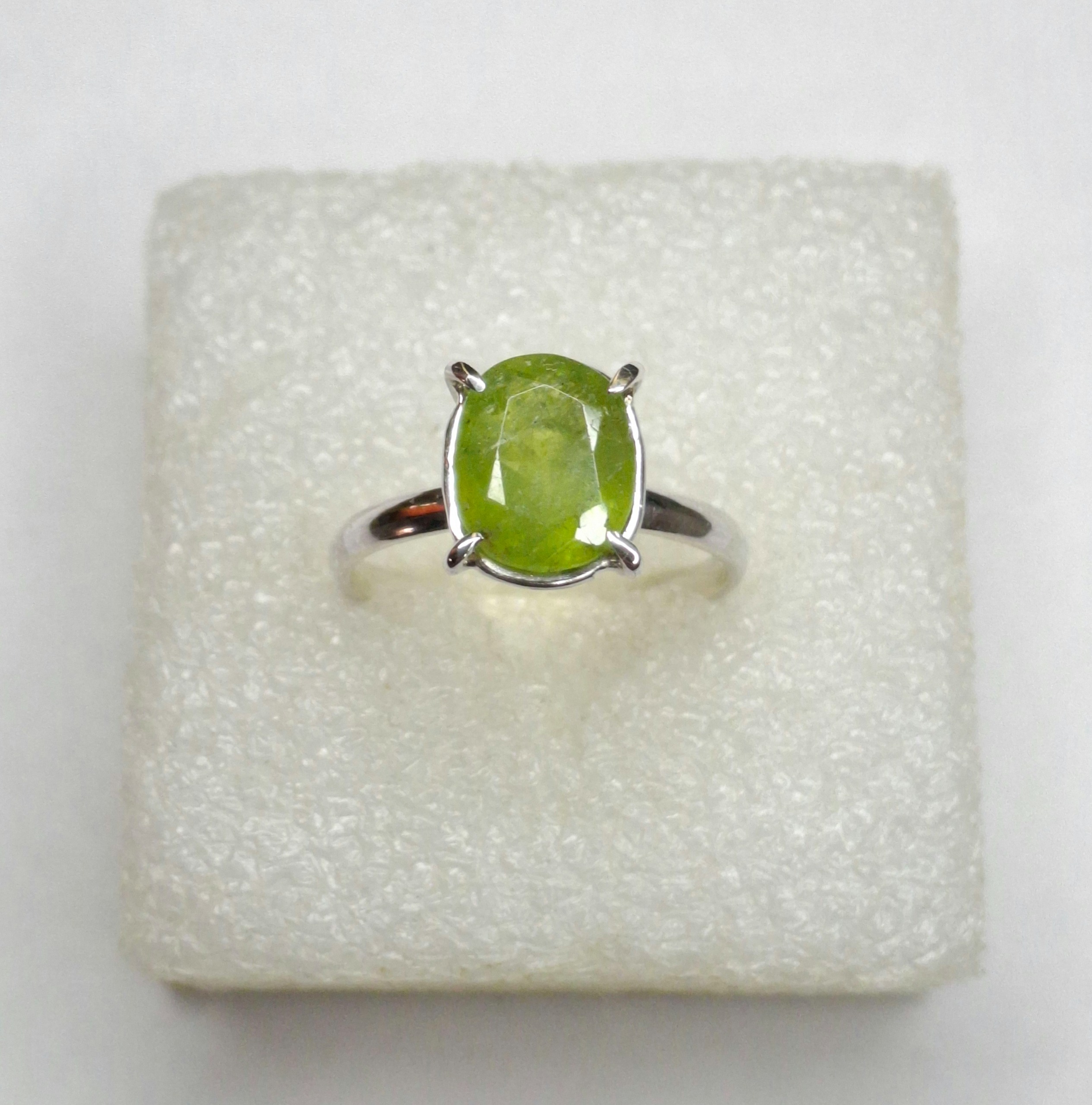 انگشتر نقره 925 دستساز با گوهر زبرجد طبیعی