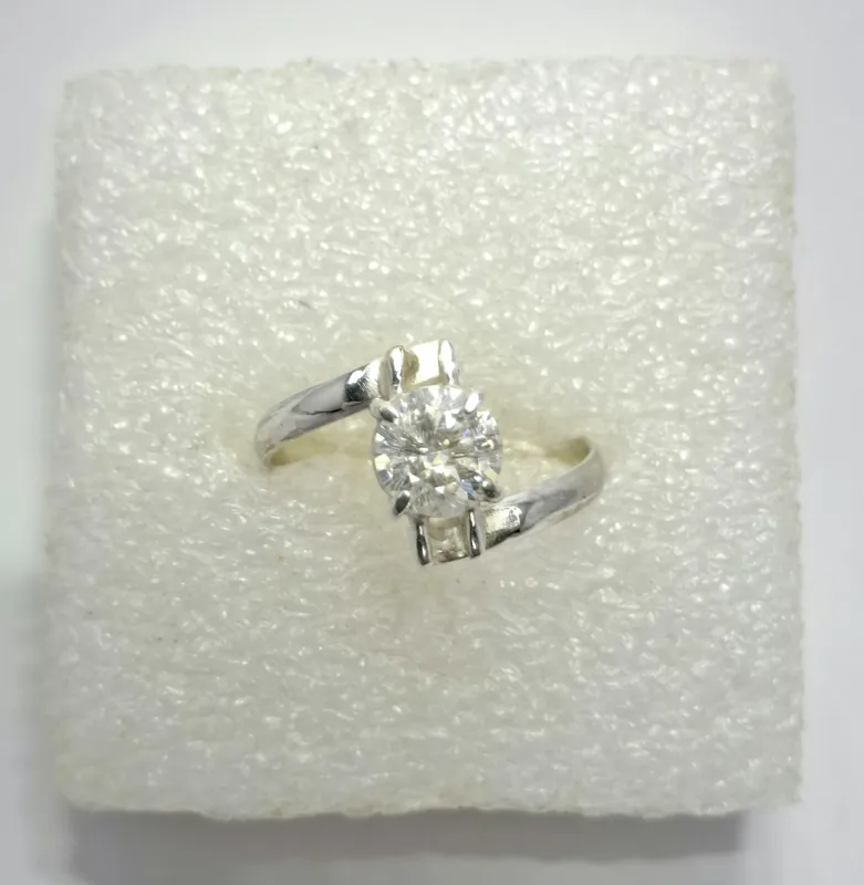 انگشتر نقره 925 دستساز با نگین موزانایت اصل حراج