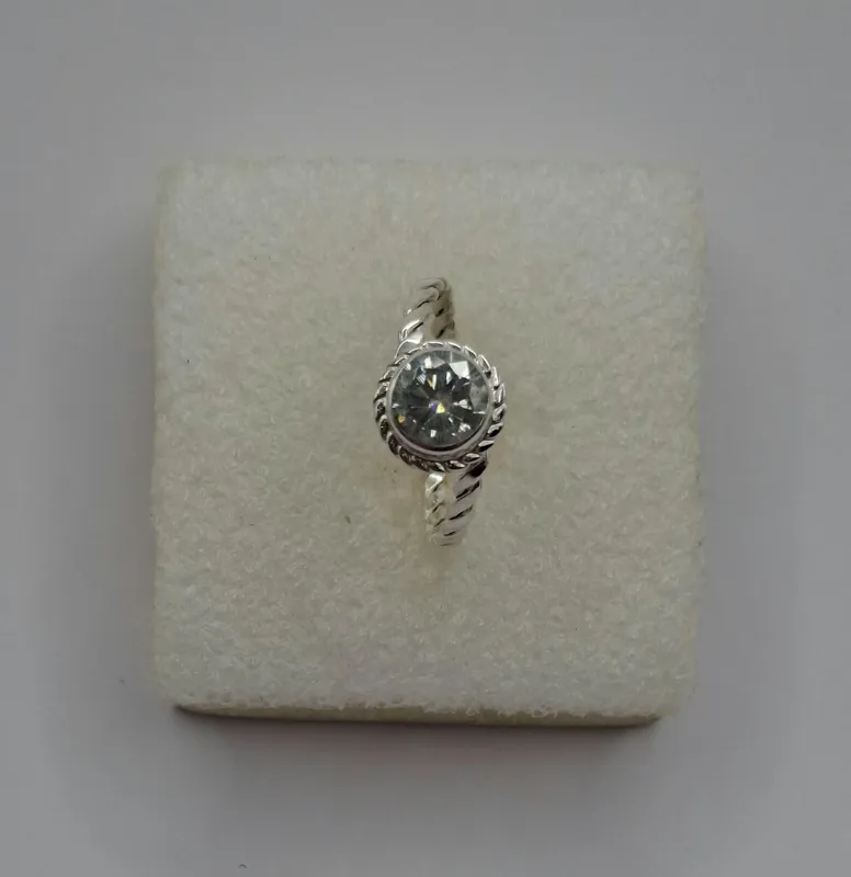 انگشتر نقره 925 دستساز با نگین موزانایت اصل حراج