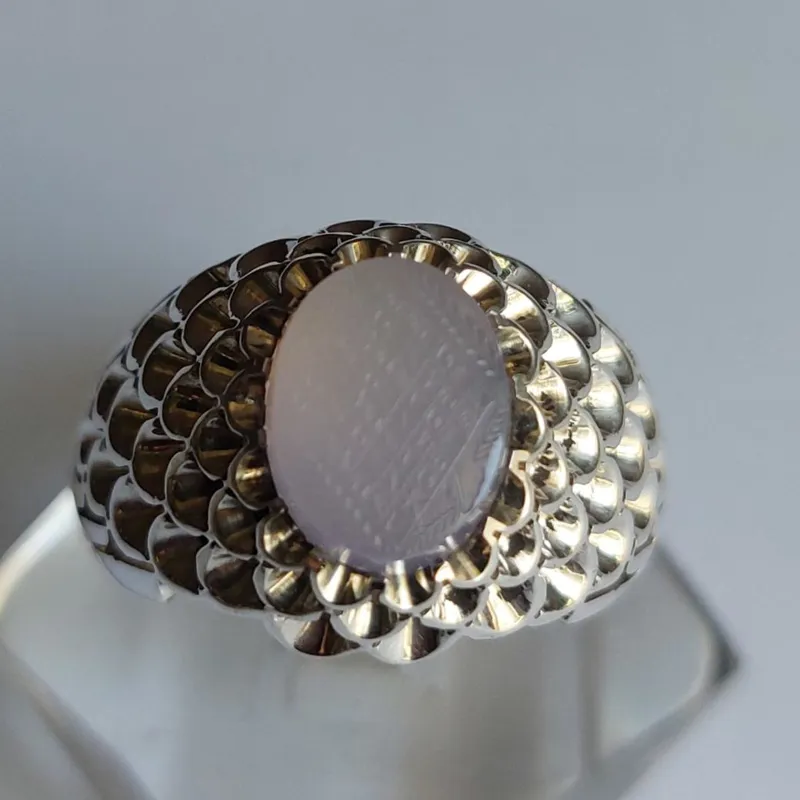 عقیق یمنی سوسنی منقش به صد اسماء با امضاء ضابطی