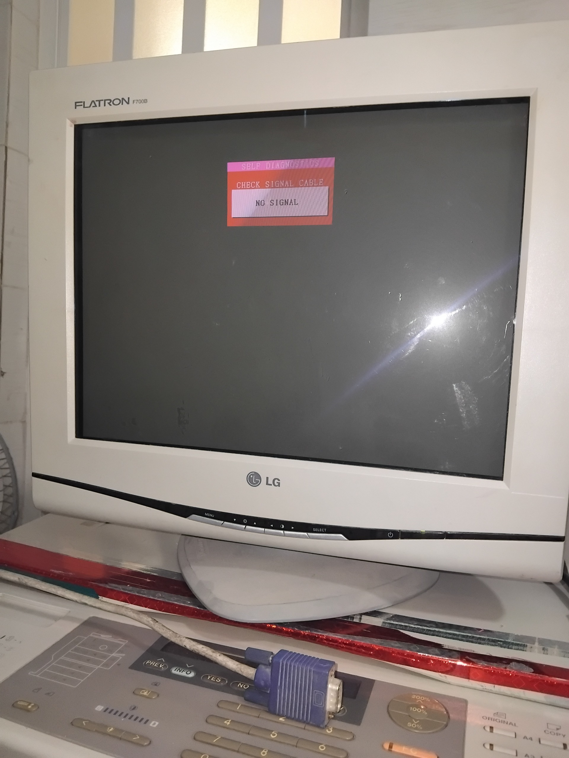 مانیتور crt lg 700b