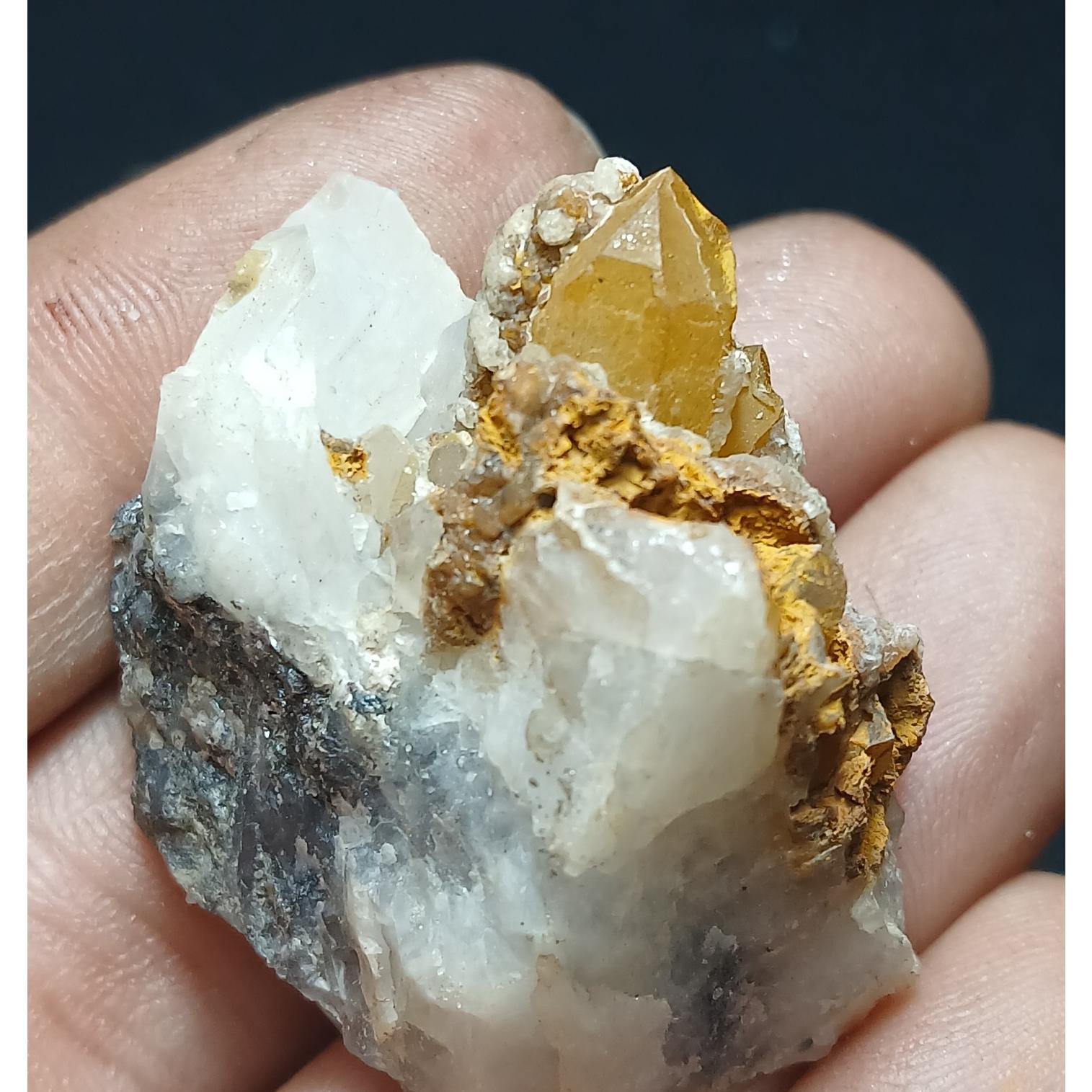 کوارتز هماتوئیدی کد22_ ابعاد3×3سانت